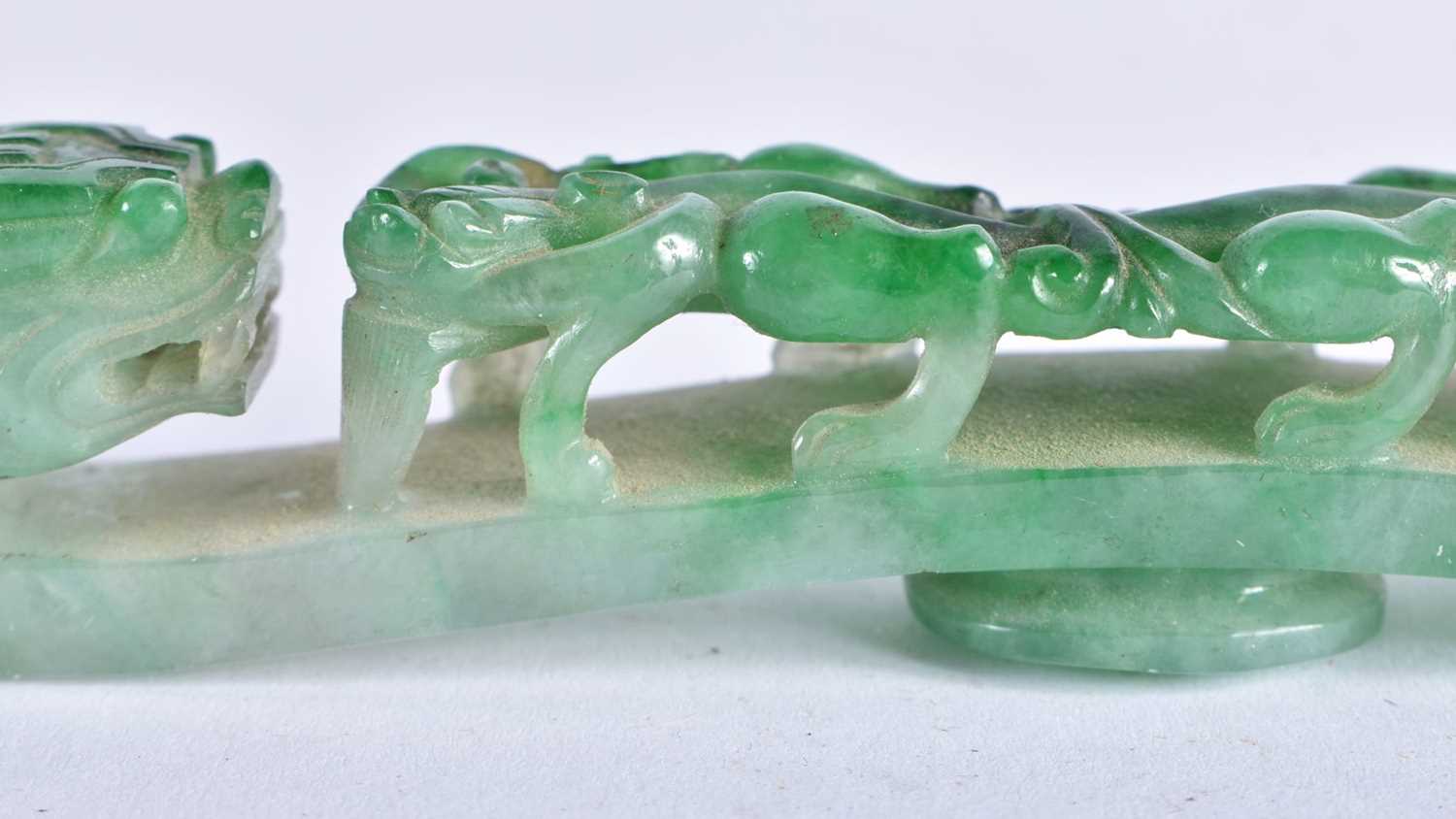 A FINE 19TH CENTURY CHINESE CARVED JADEITE BELT HOOK Qing. 10 cm long. - Image 3 of 28