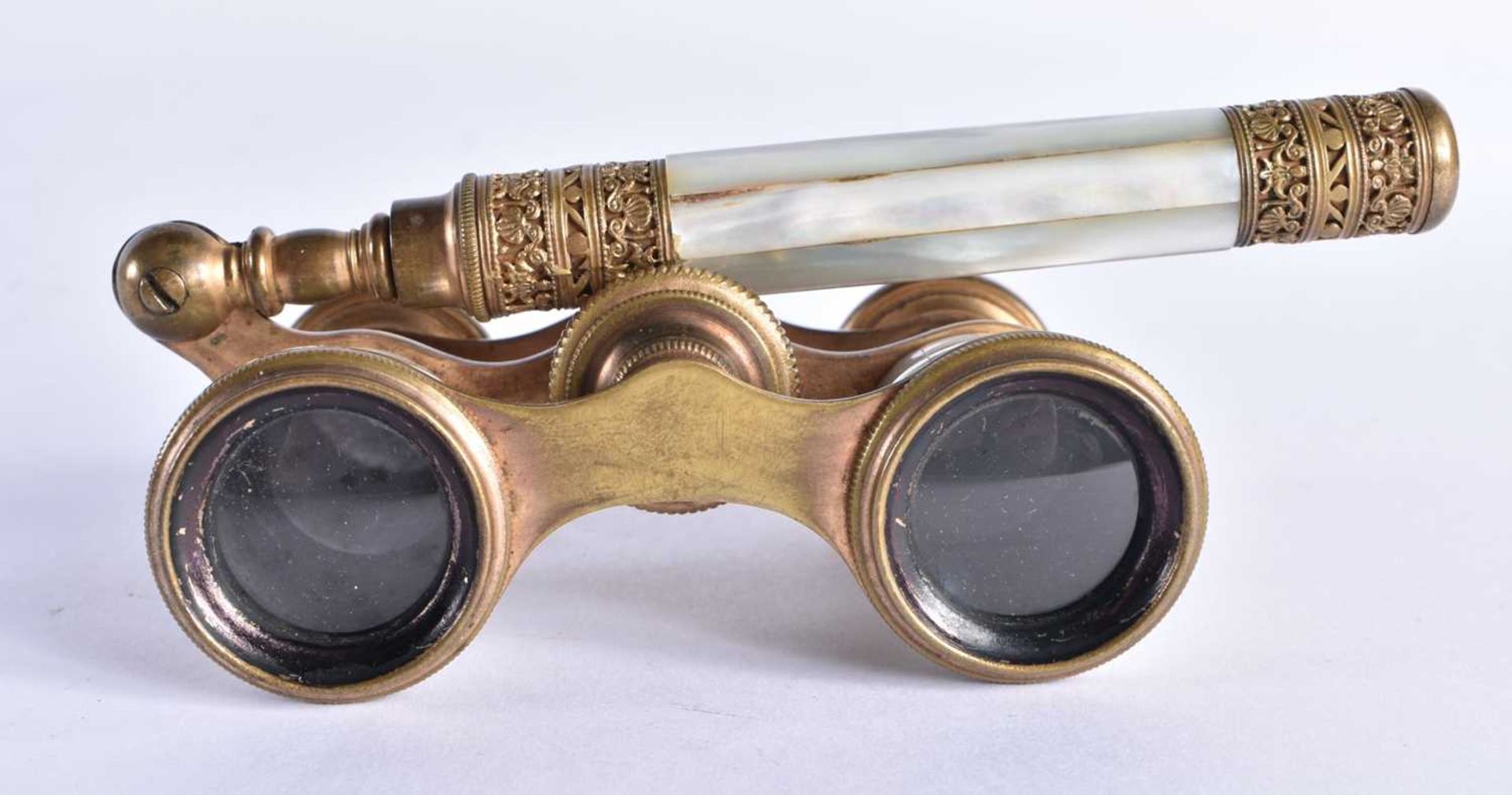 A PAIR OF MOTHER OF PEARL OPERA GLASSES 6 x 23cm extended - Image 5 of 8