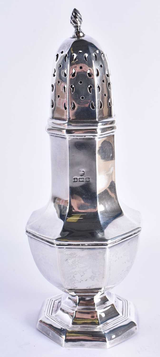 A Georgian Style Silver Sugar Caster. Hallmarked Birmingham 1911. 21cm x 7.7cm, weight 173g. - Bild 2 aus 5