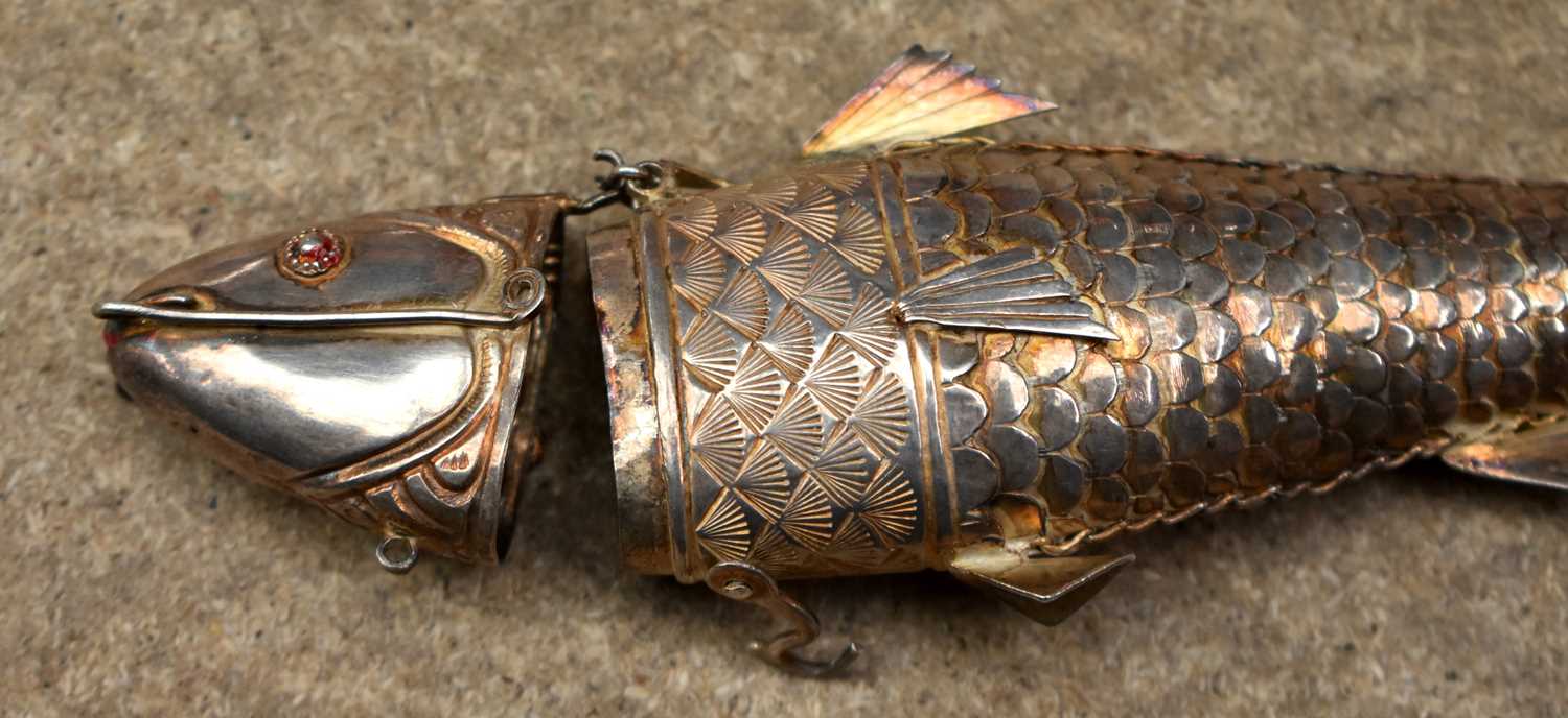An Antique Silver Gilt Articulated Fish Trinket Box. 16cm x 4.5cm x 1.8cm, weight 51g - Image 11 of 11