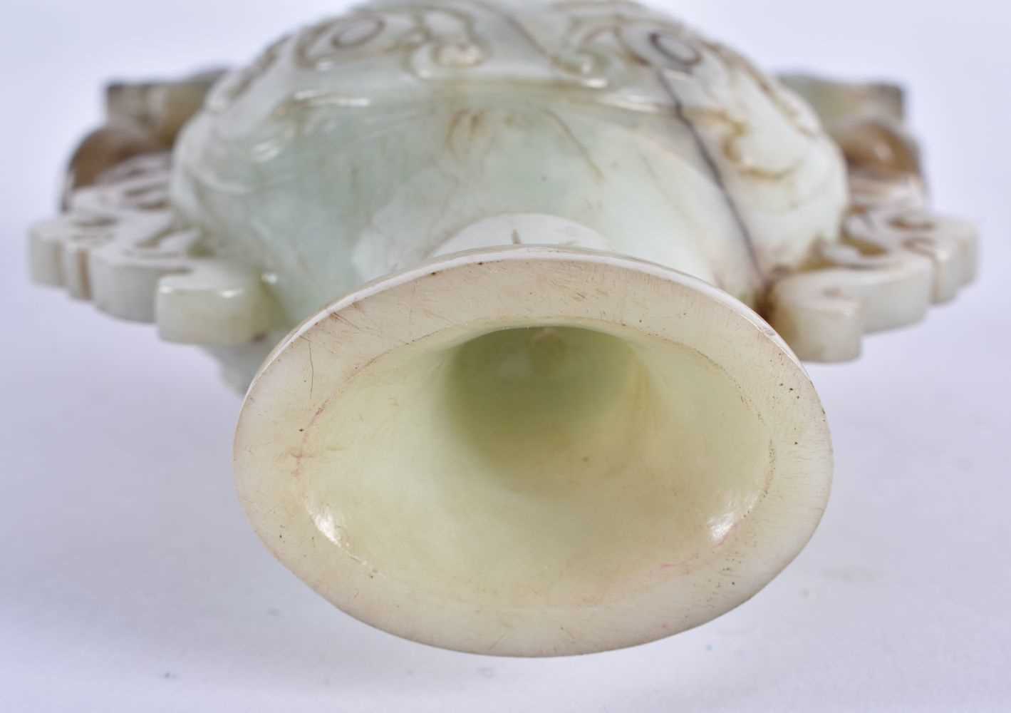 AN EARLY 20TH CENTURY CHINESE CARVED TWIN HANDLED JADE VASE AND COVER Late Qing/Republic. 19 cm x 10 - Image 8 of 8