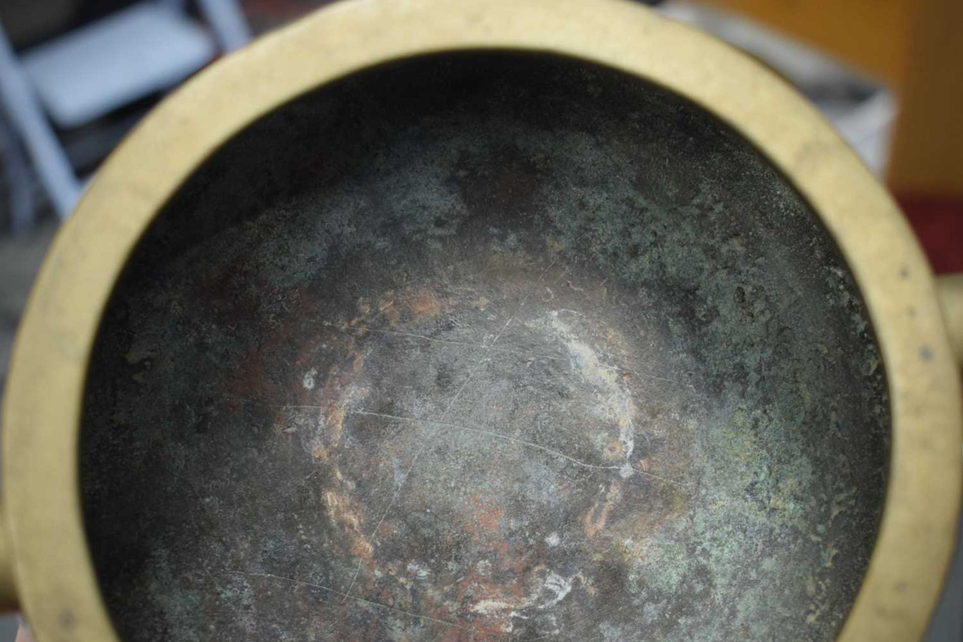 A GOOD 18TH CENTURY CHINESE TWIN HANDLED BRONZE CENSER bearing unusual four character studio marks - Image 13 of 14
