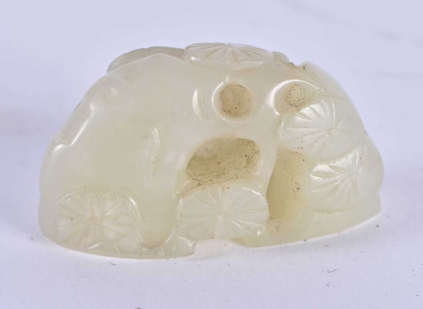 TWO CHINESE QING DYNASTY JADE CARVINGS together with a nut. Largest 5 cm x 3 cm. (3) - Image 5 of 7