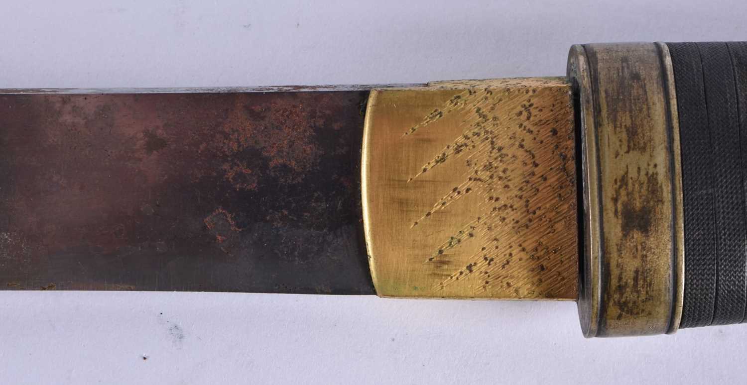 A 19TH CENTURY JAPANESE MEIJI PERIOD WAKIZASHI SWORD decorated with circular moon motifs to the - Image 3 of 9
