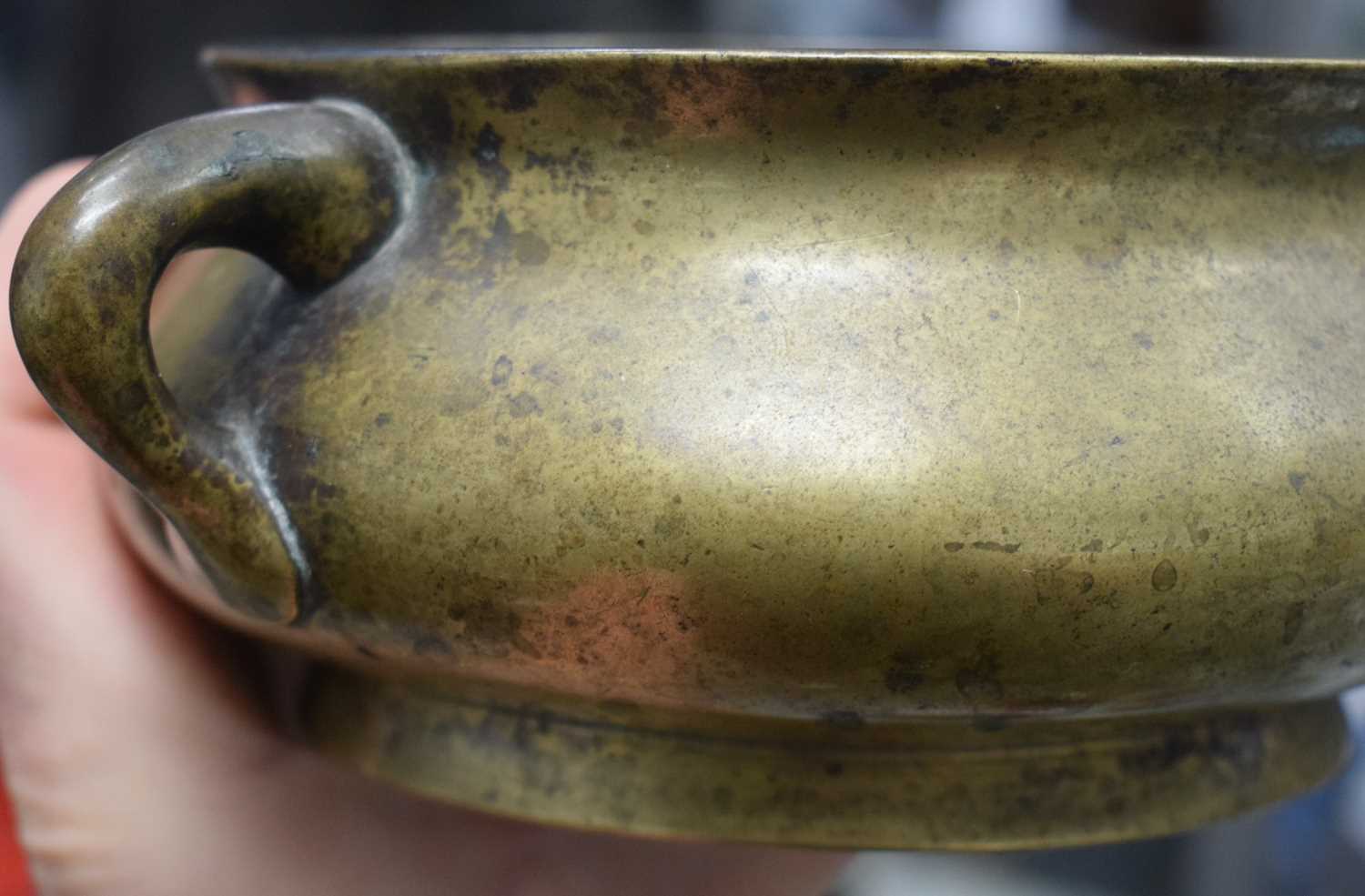 A LATE 18TH CENTURY CHINESE TWIN HANDLED BRONZE CENSER bearing Xuande marks to base. 1847 grams. - Image 14 of 17