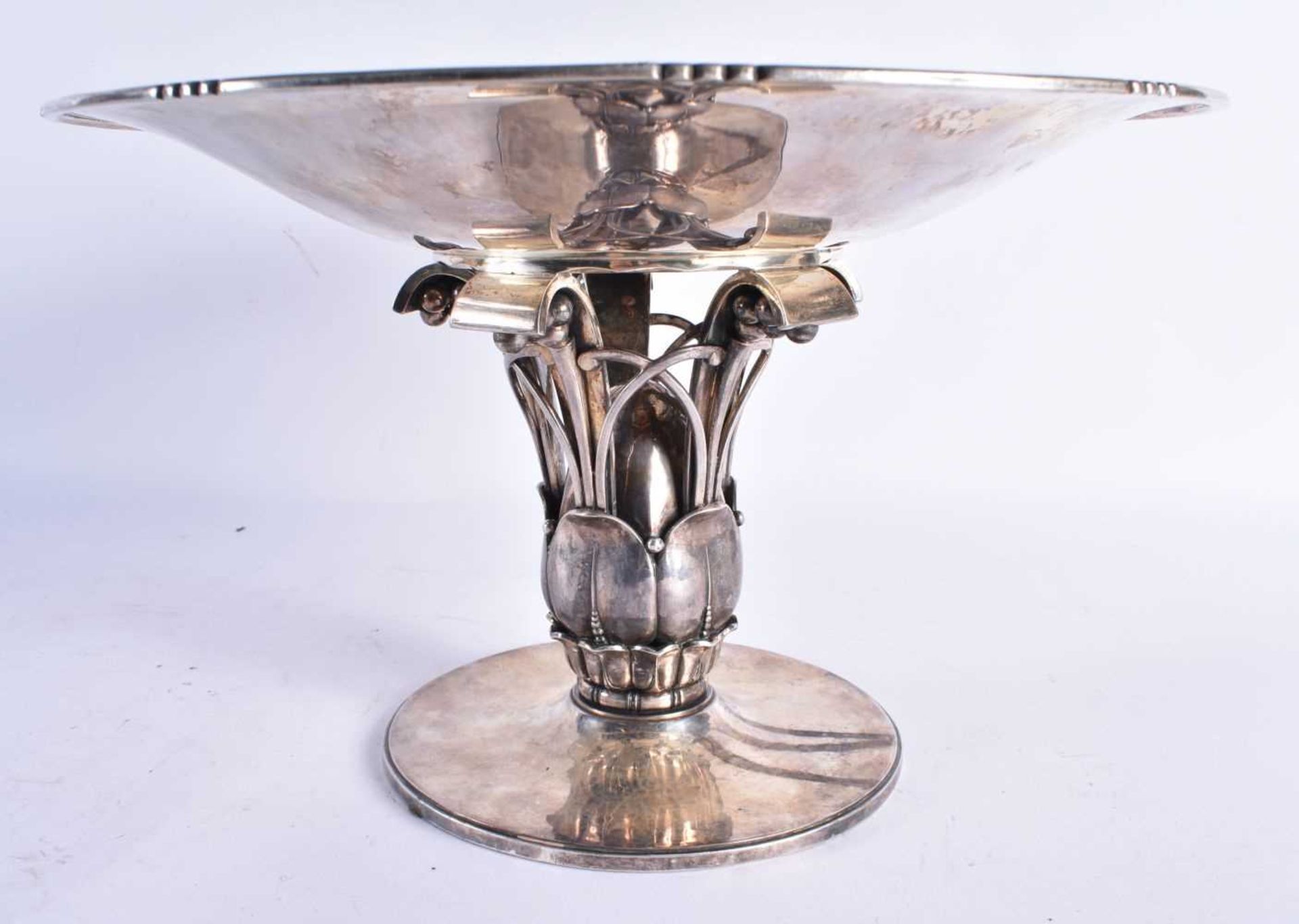A LOVELY LARGE ENGLISH SILVER ART NOUVEAU STYLE PEDESTAL BOWL by Robert Edgar Stone, formed with a - Image 4 of 6