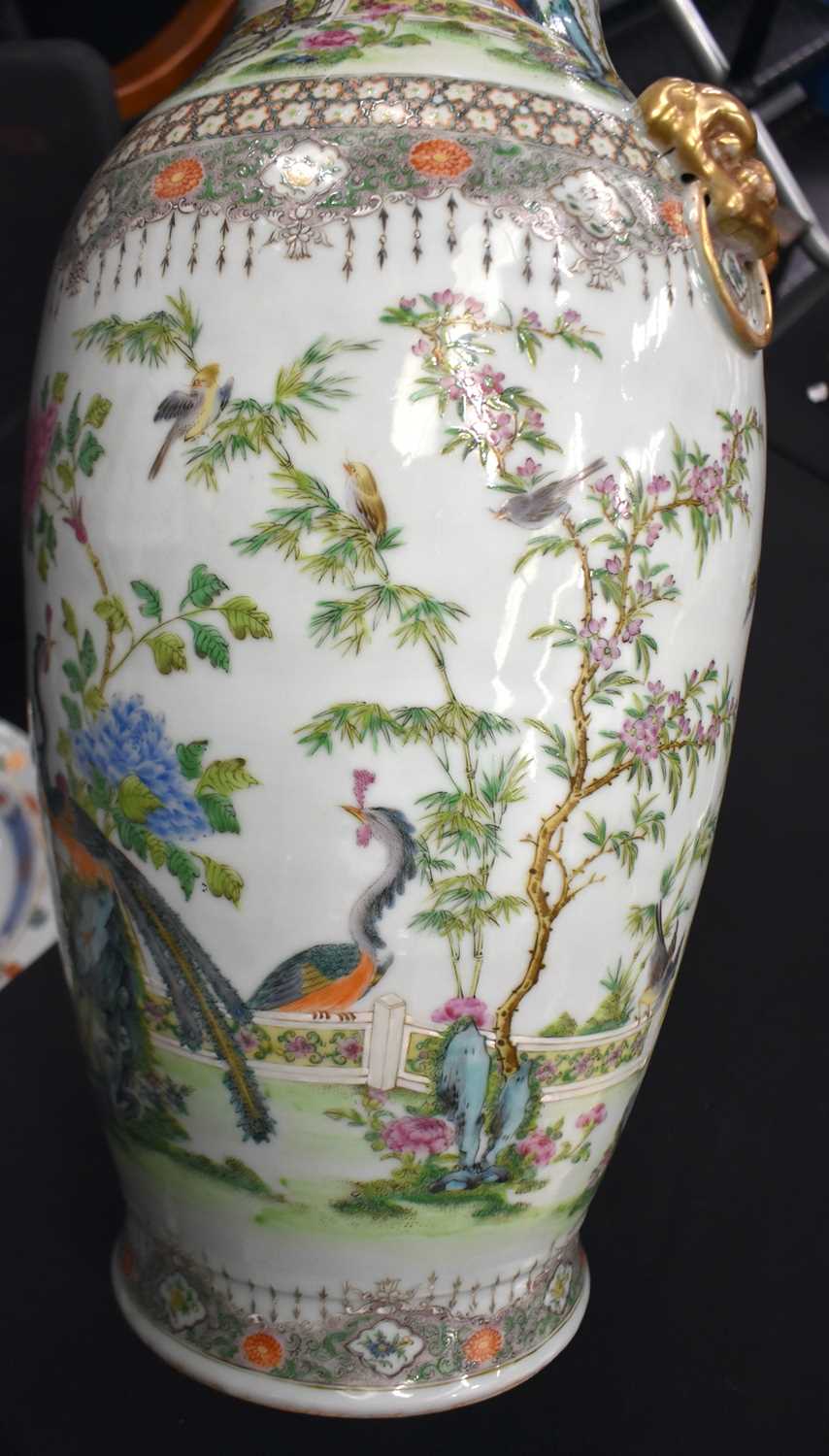 A VERY LARGE PAIR OF 19TH CENTURY CHINESE FAMILLE VERTE PORCELAIN VASES Qing, painted with birds - Image 17 of 31