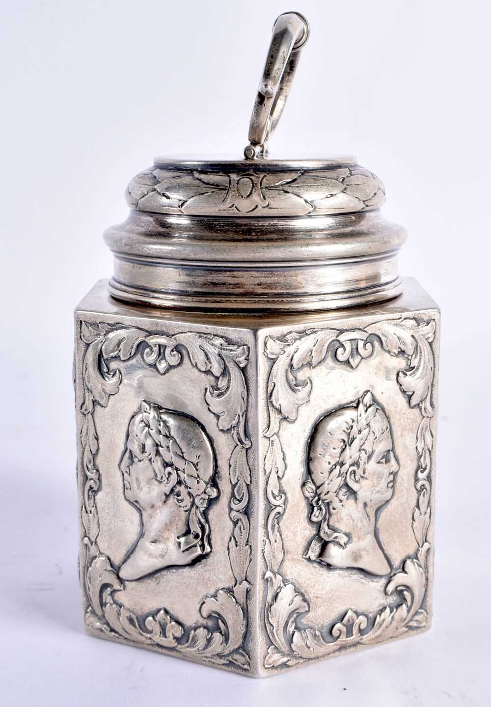 AN 18TH CENTURY CONTINENTAL SILVER TEA CADDY AND COVER decorated with classical mask heads, under - Bild 2 aus 6