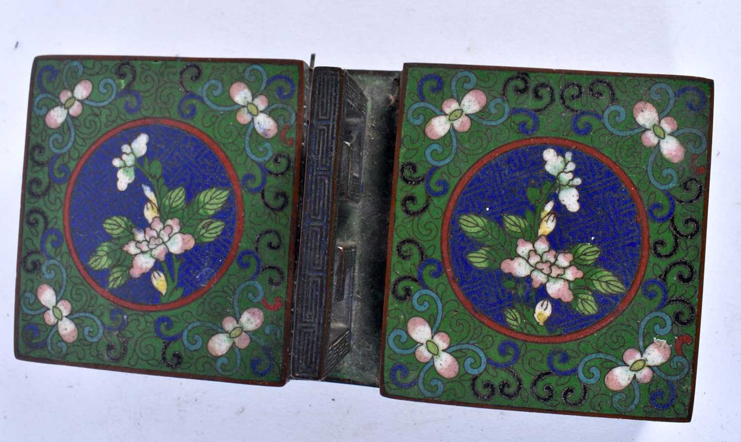 AN UNUSUAL EARLY 20TH CENTURY CHINESE CLOISONNE ENAMEL DESK STAND Late Qing/Republic, together - Image 5 of 8