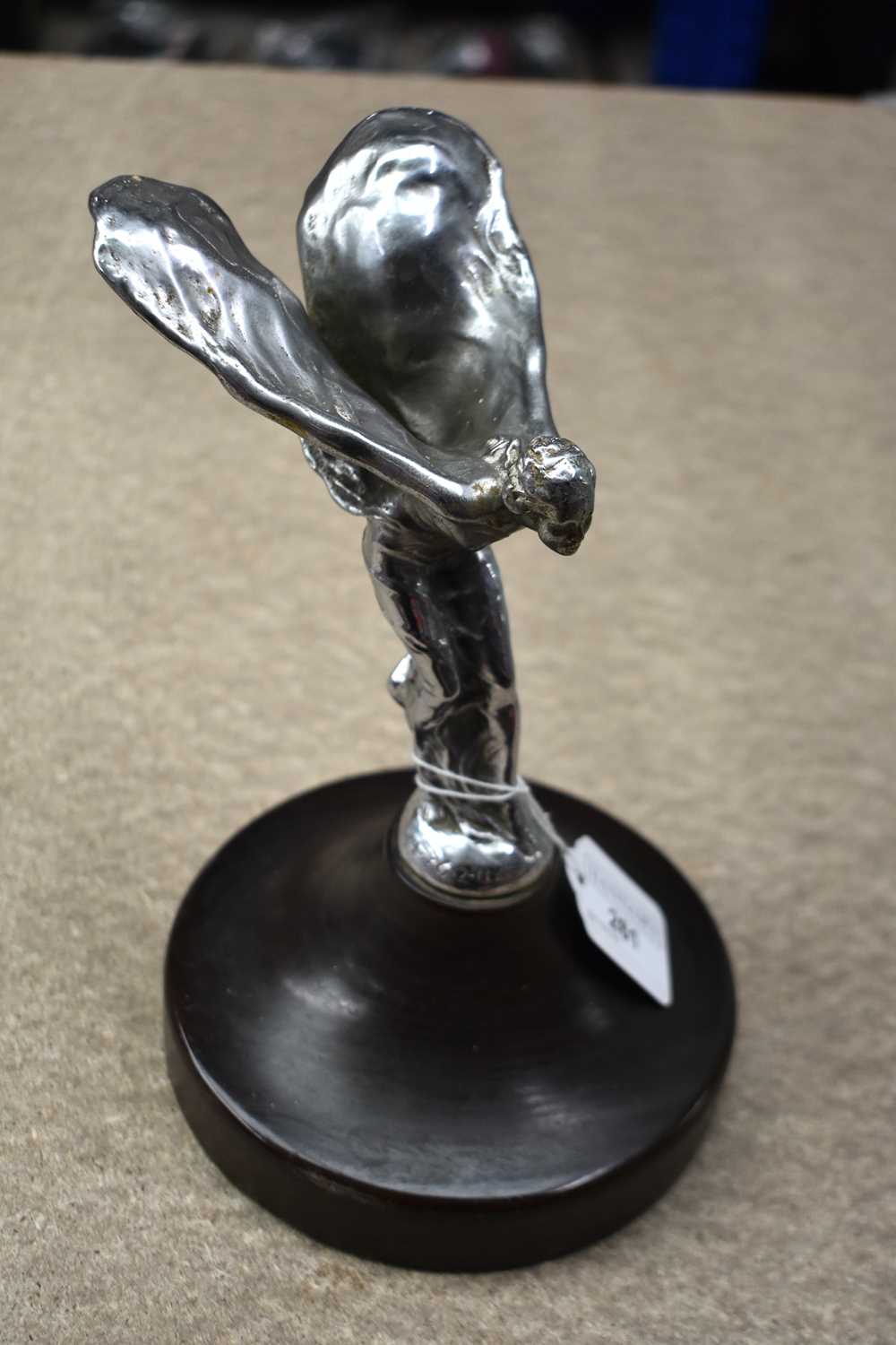 AN ANTIQUE CHARLES SYKES SPIRIT OF ECSTASY SILVER PLATED CAR MASCOT. 23 cm high. - Image 9 of 15