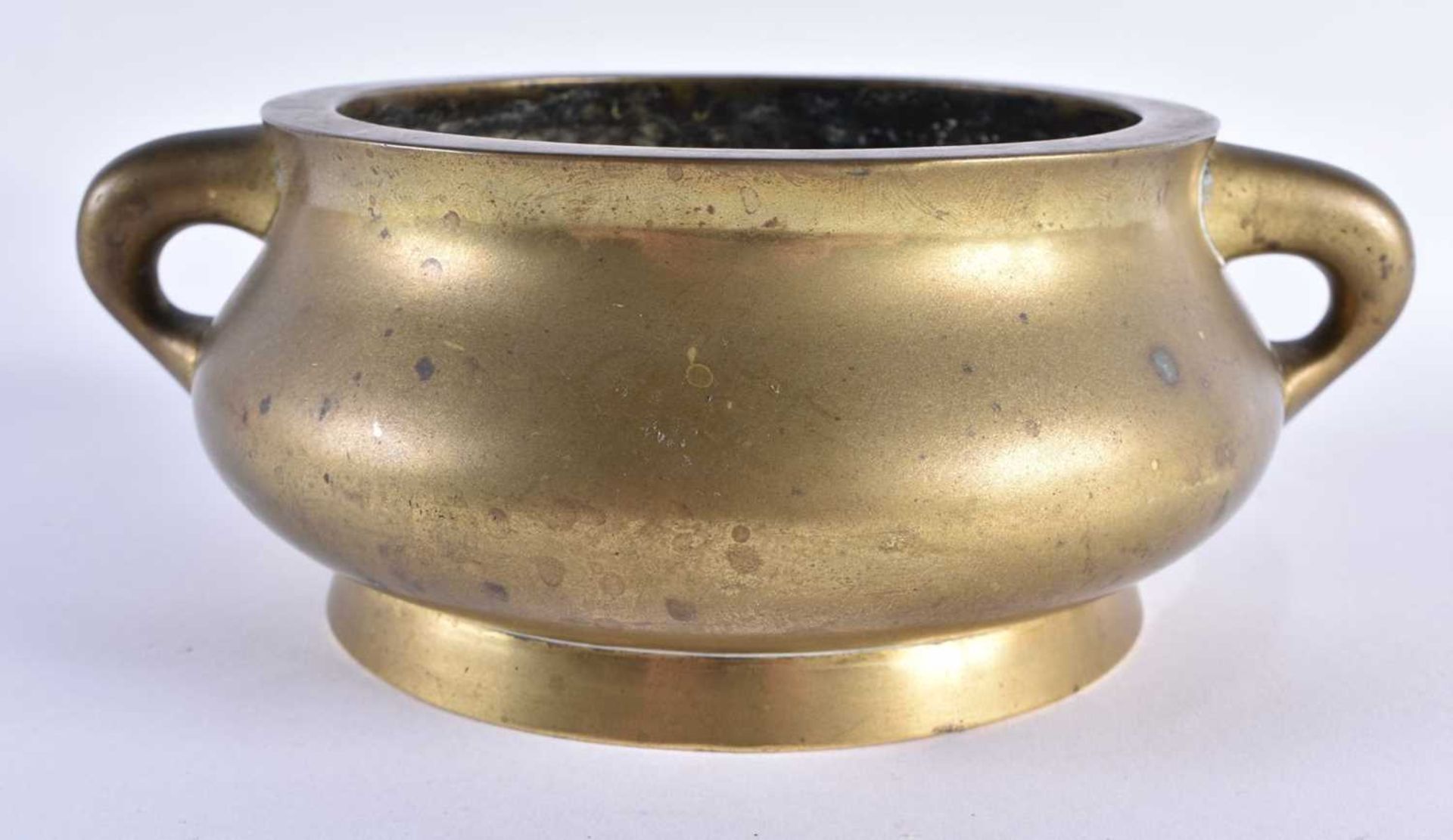 A GOOD 18TH CENTURY CHINESE TWIN HANDLED BRONZE CENSER bearing unusual four character studio marks