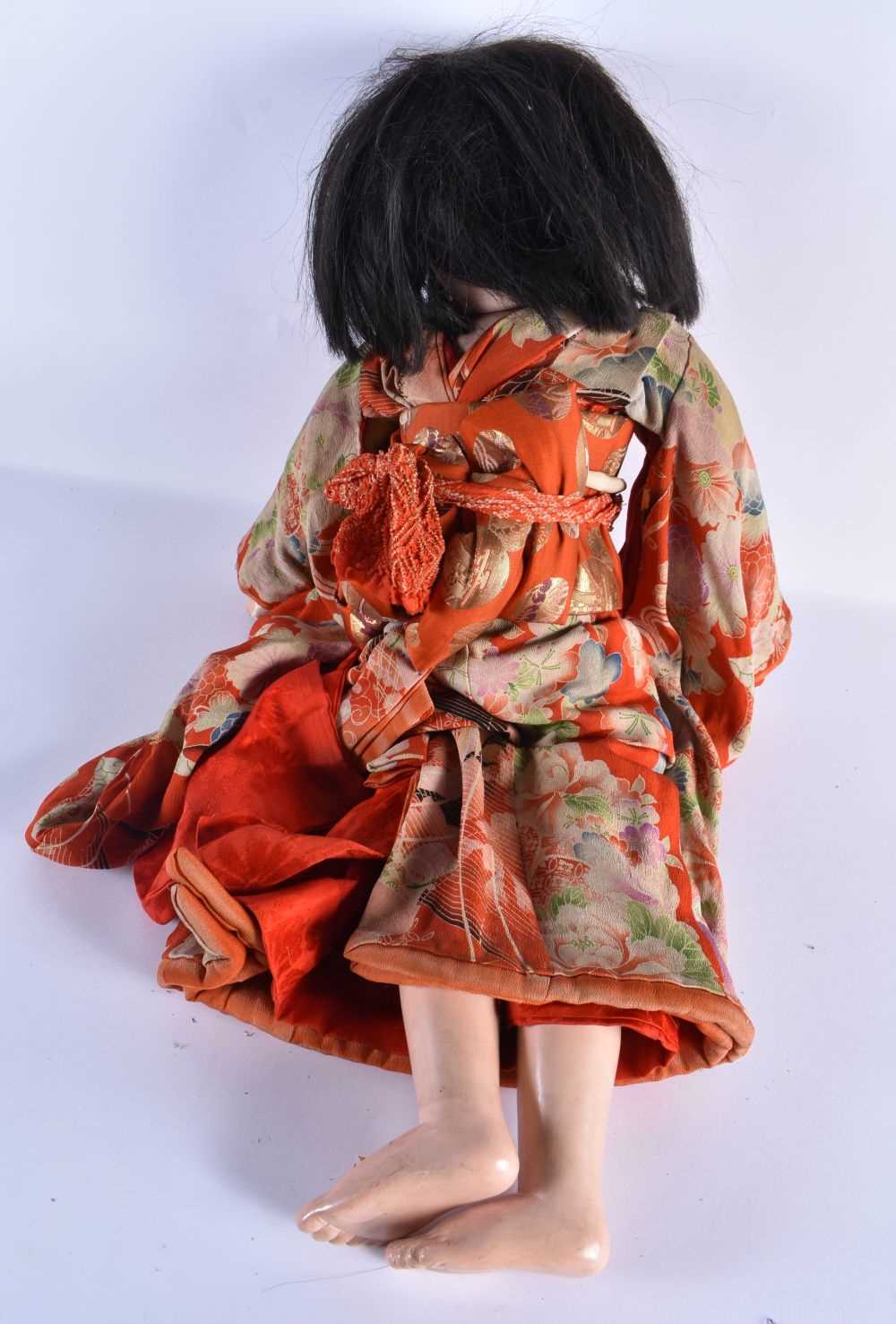 A JAPANESE TAISHO PERIOD SILK EMBROIDERED FRIENDSHIP DOLL with glass eyes and human hair. 64 cm - Image 5 of 5