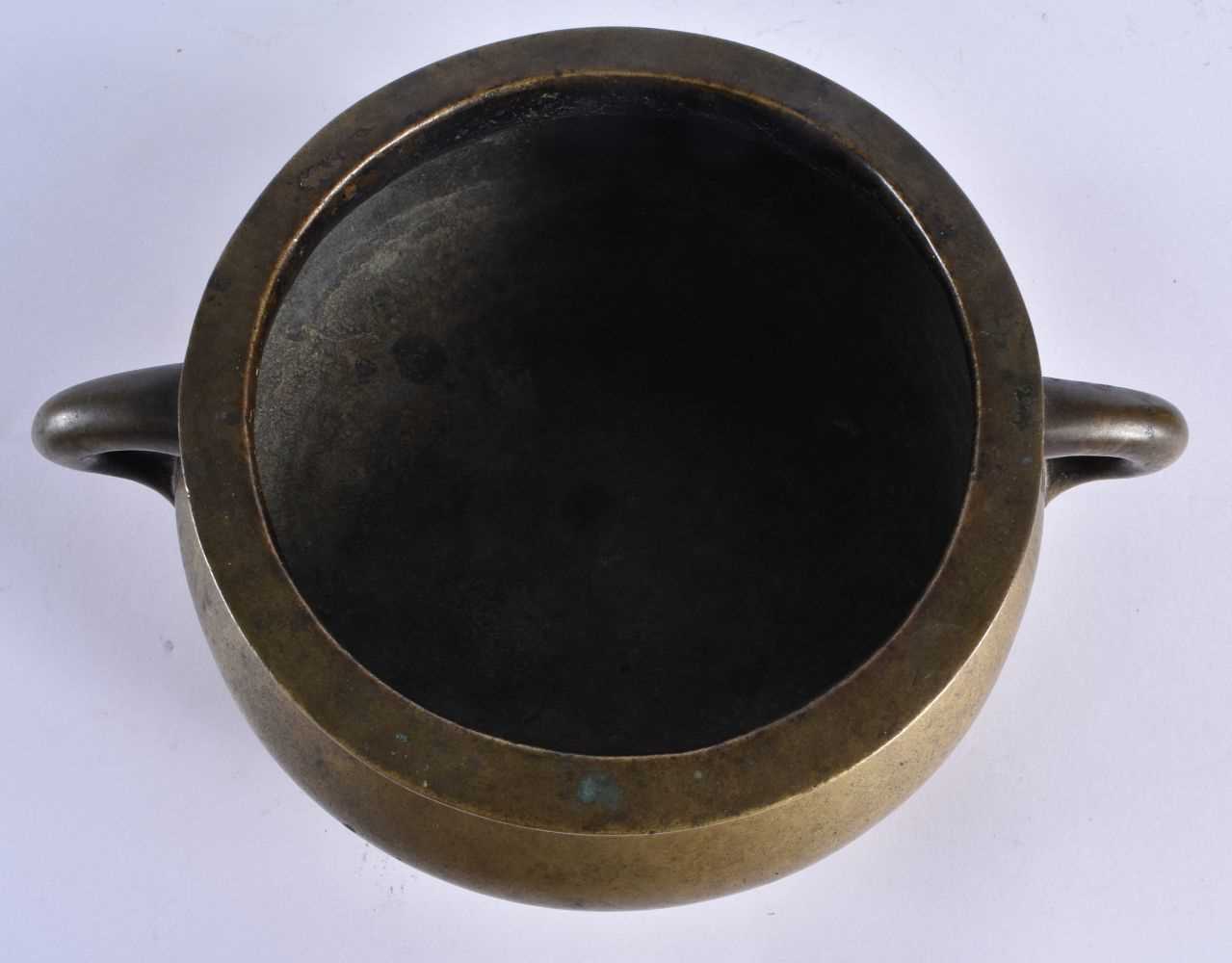 A LATE 18TH CENTURY CHINESE TWIN HANDLED BRONZE CENSER bearing Xuande marks to base. 1847 grams. - Image 6 of 17