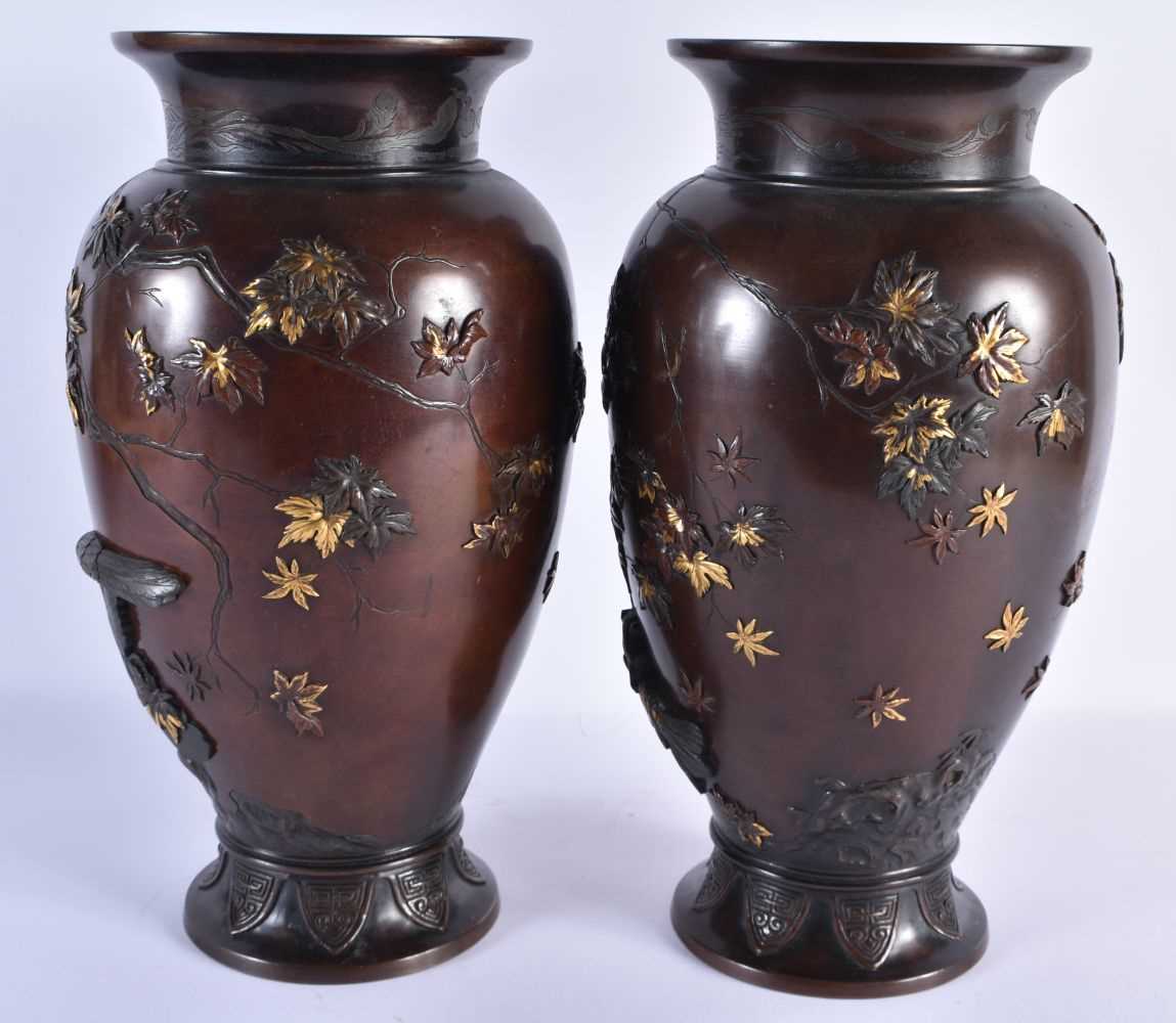 A VERY FINE PAIR OF 19TH CENTURY JAPANESE MEIJI PERIOD GOLD ONLAID BRONZE VASES Attributed to Suzuki - Image 7 of 11