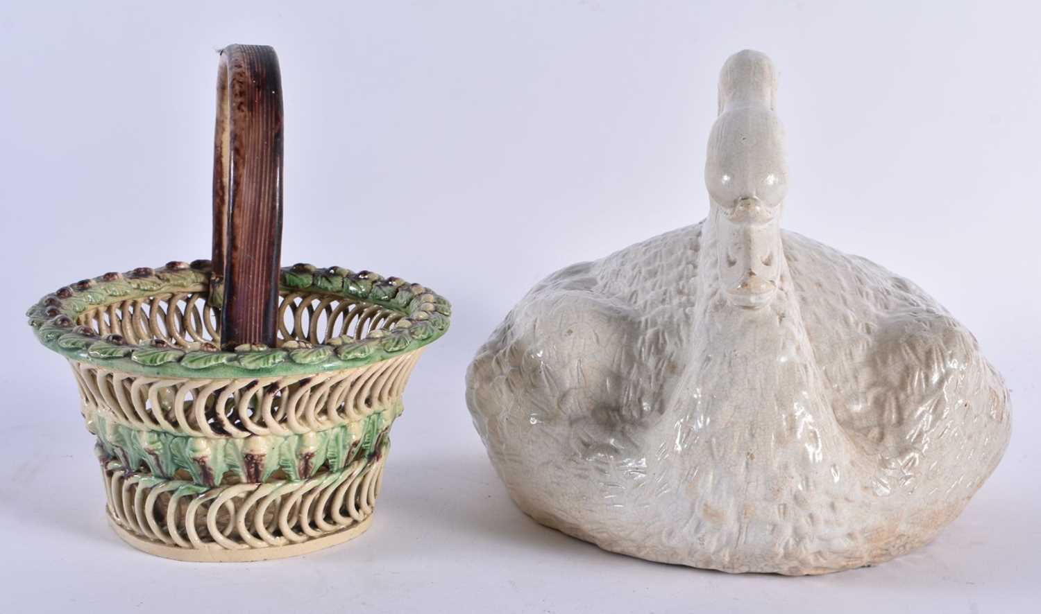 AN EARLY 19TH CENTURY CREAMWARE RETICULATED BASKET together with a C1800 salt glazed swan tureen - Bild 2 aus 7