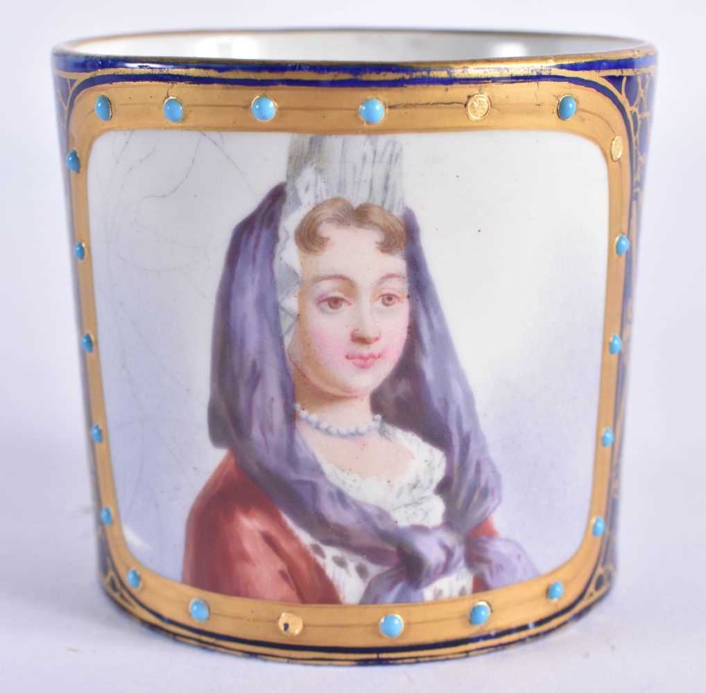 AN EARLY 19TH CENTURY FRENCH SEVRES JEWELLED PORCELAIN CABINET CUP AND SAUCER painted with a - Image 4 of 8