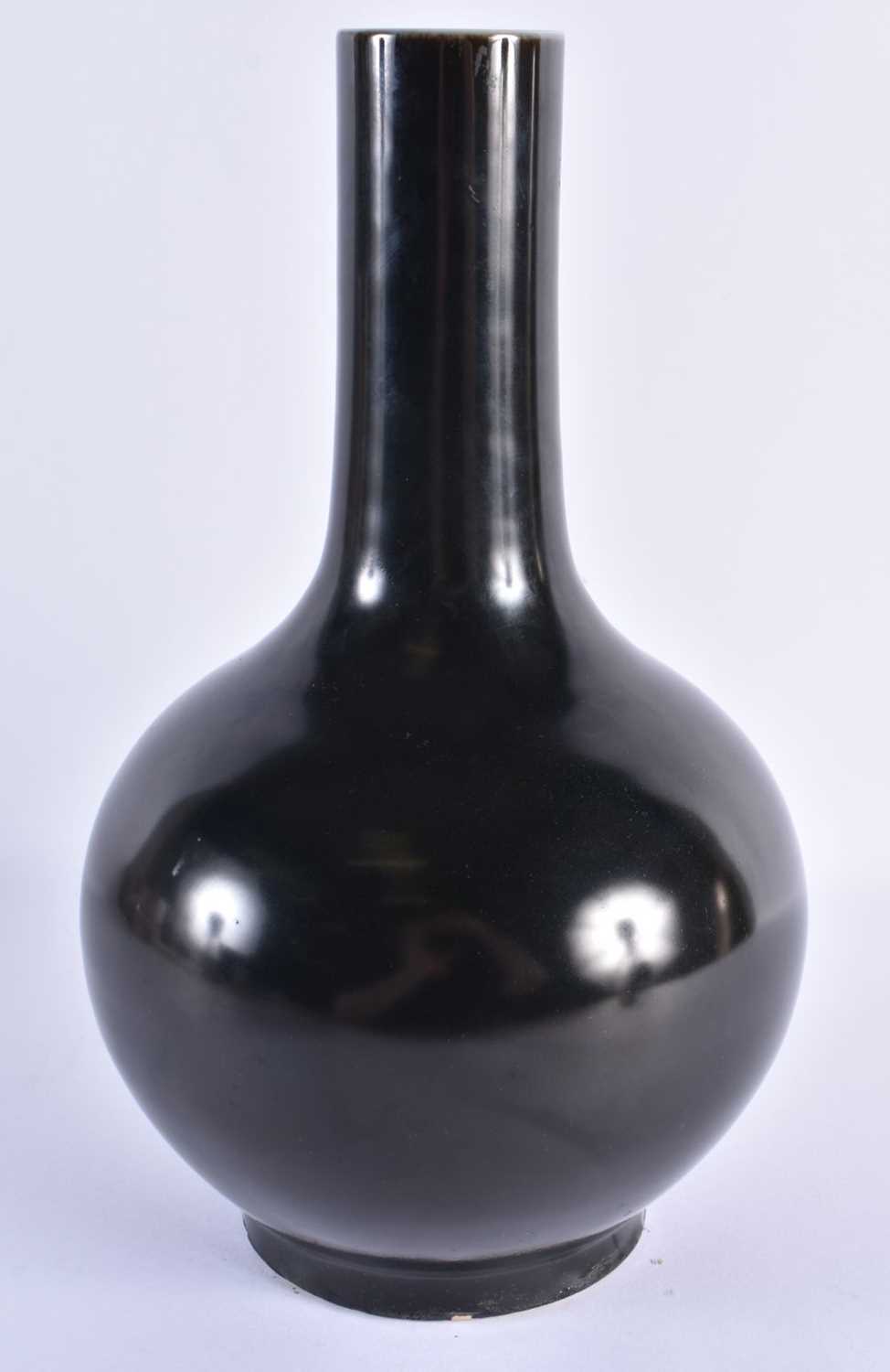 A LARGE CHINESE QING DYNASTY BLACK MONOCHROME PORCELAIN BULBOUS VASE bearing Kangxi marks to base. - Image 3 of 5