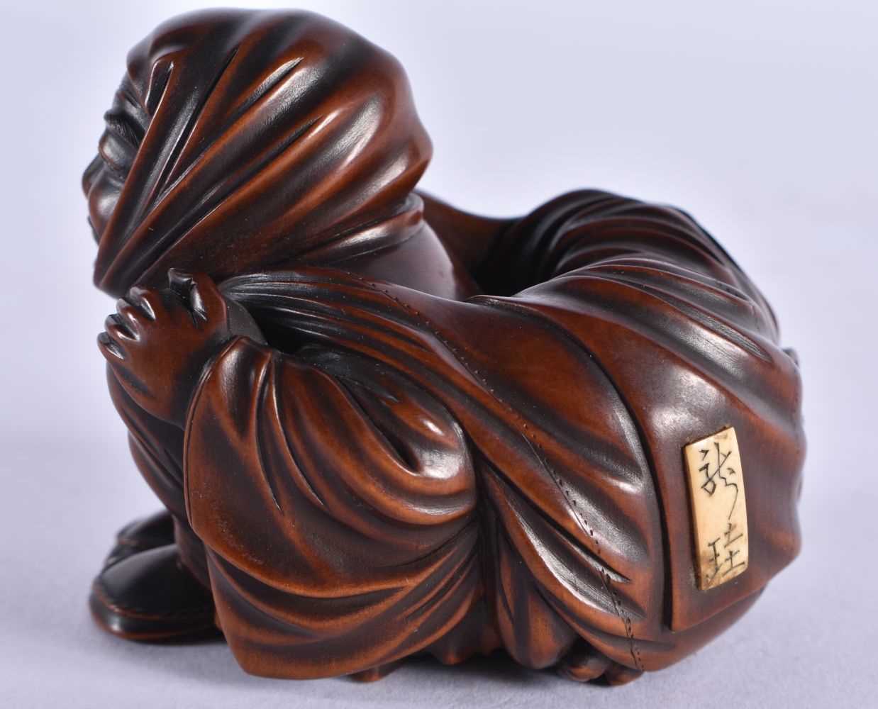 A FINE 19TH CENTURY JAPANESE CARVED BOXWOOD NETSUKE OF A SEATED MALE wonderfully carved squatting - Image 3 of 8