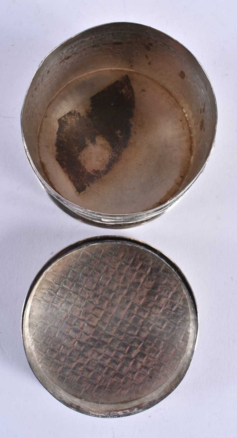 A 19TH CENTURY CHINESE EXPORT SILVER BOX AND COVER by Zeewo. 255 grams. 8.5 cm x 6 cm. - Image 4 of 6