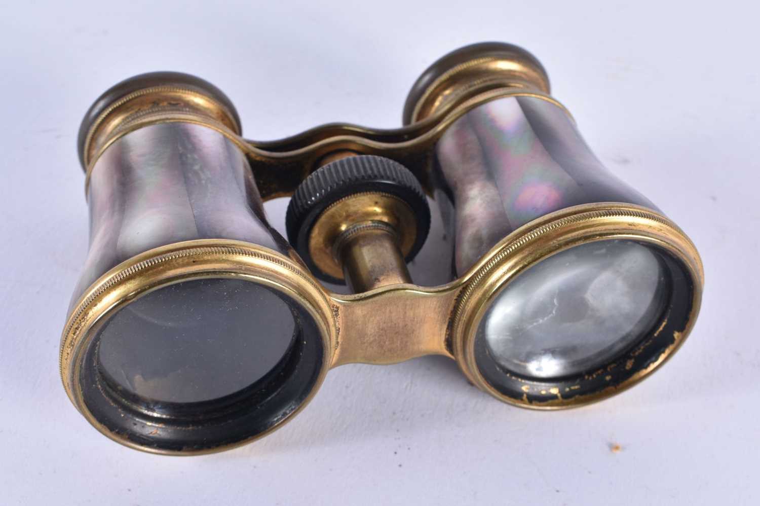 A PAIR OF MOTHER OF PEARL OPERA GLASSES. 9 cm x 8 cm extended.