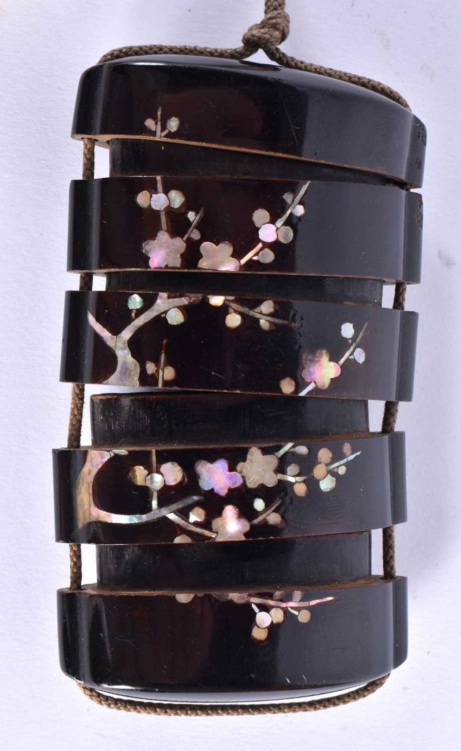 A LATE 19TH CENTURY JAPANESE MEIJI PERIOD MOTHER OF PEARL INLAID BLACK LACQUER INRO decorated with - Image 2 of 4