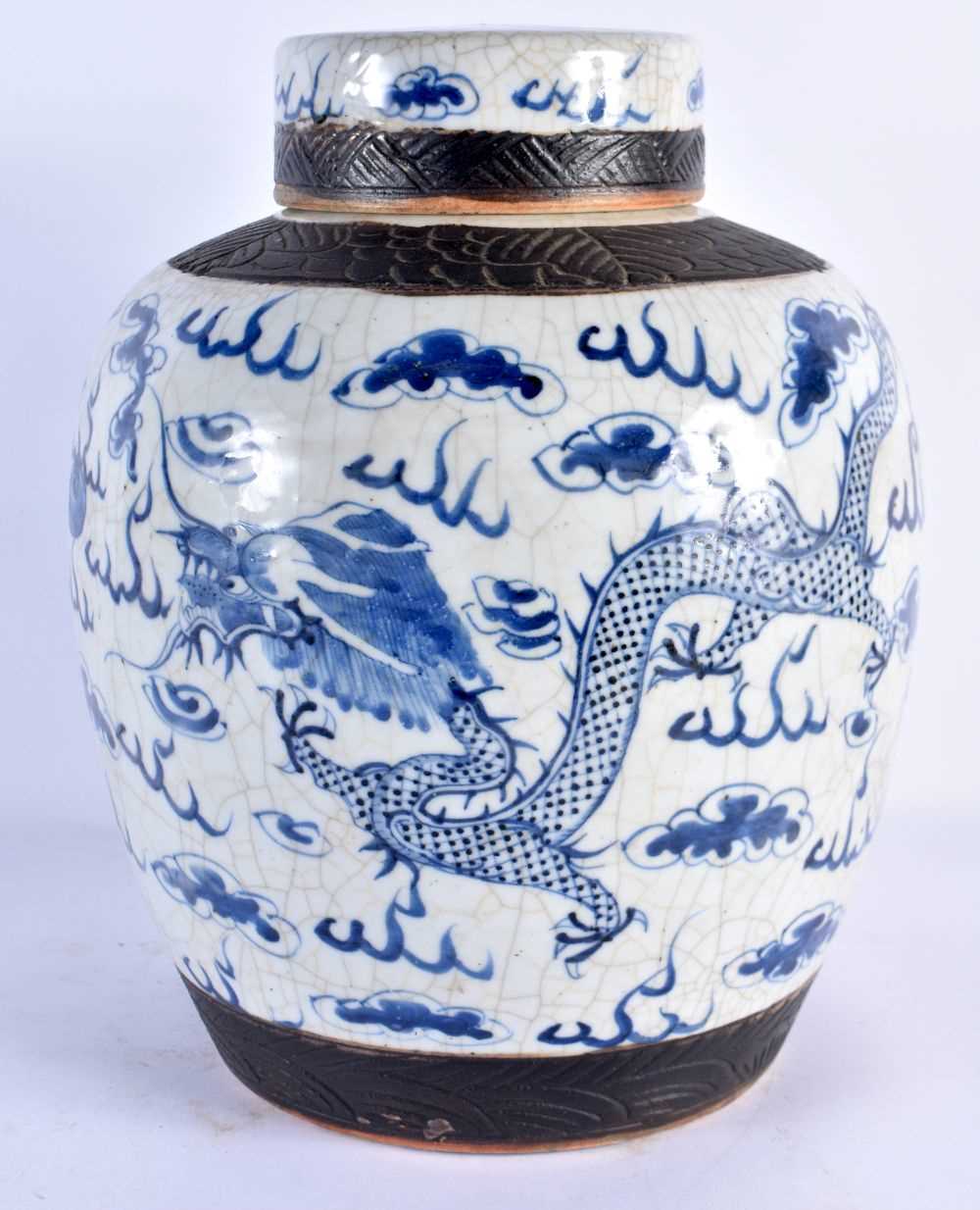 A LARGE 19TH CENTURY CHINESE BLUE AND WHITE CRACKLE GLAZED GINGER JAR AND COVER Qing. 33 cm x 20 - Image 7 of 7