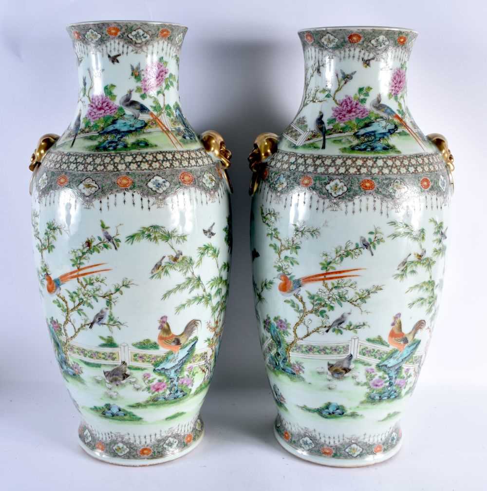 A VERY LARGE PAIR OF 19TH CENTURY CHINESE FAMILLE VERTE PORCELAIN VASES Qing, painted with birds - Image 5 of 31