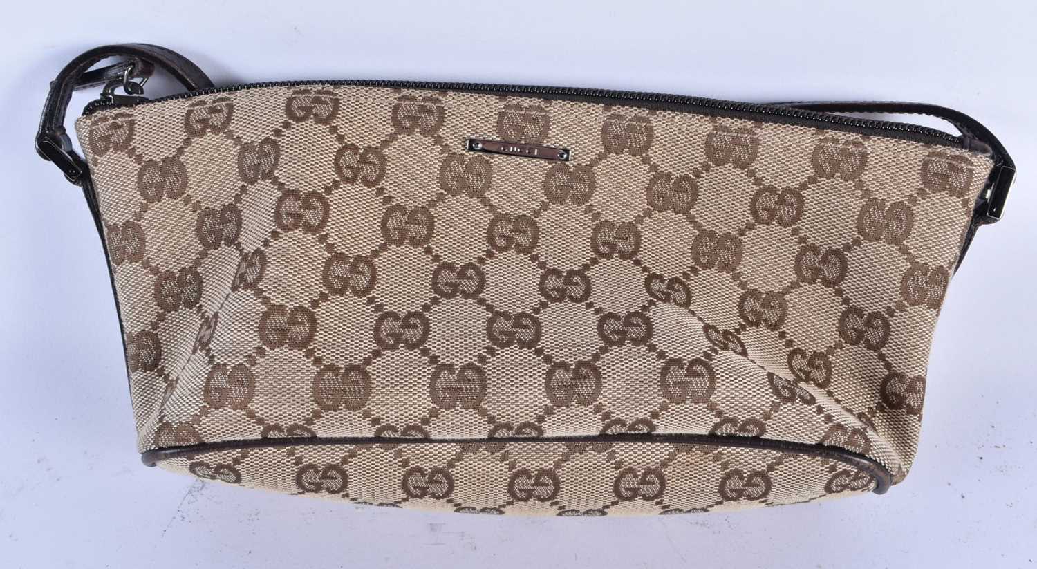 A GUCCI BAG. 23 cm wide. - Image 2 of 6