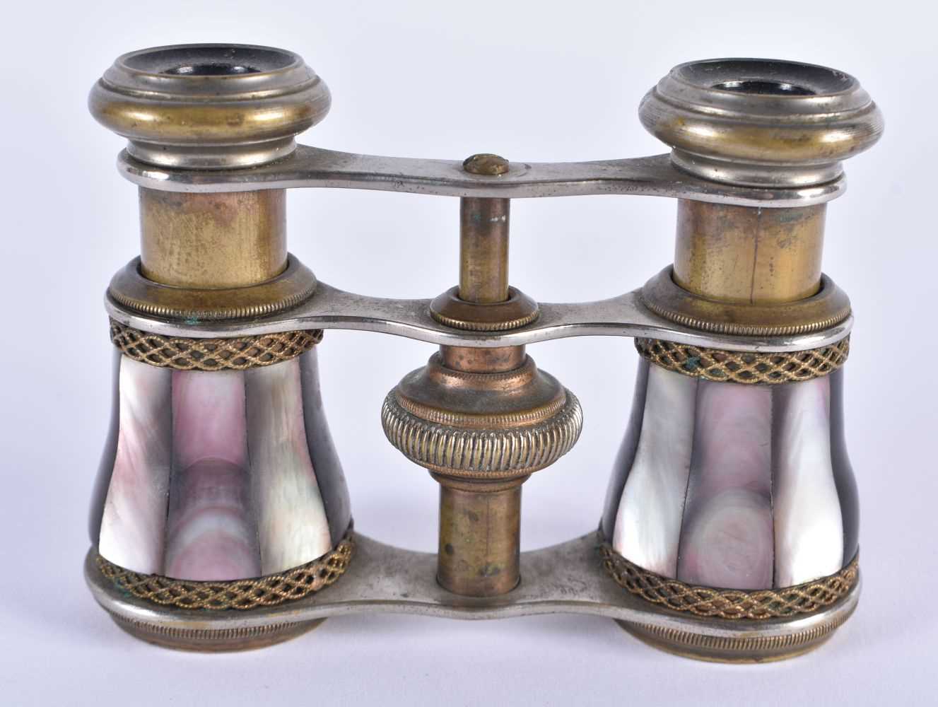 A PAIR OF MOTHER OF PEARL OPERA GLASSES. 9 cm x 8 cm extended. - Image 3 of 4