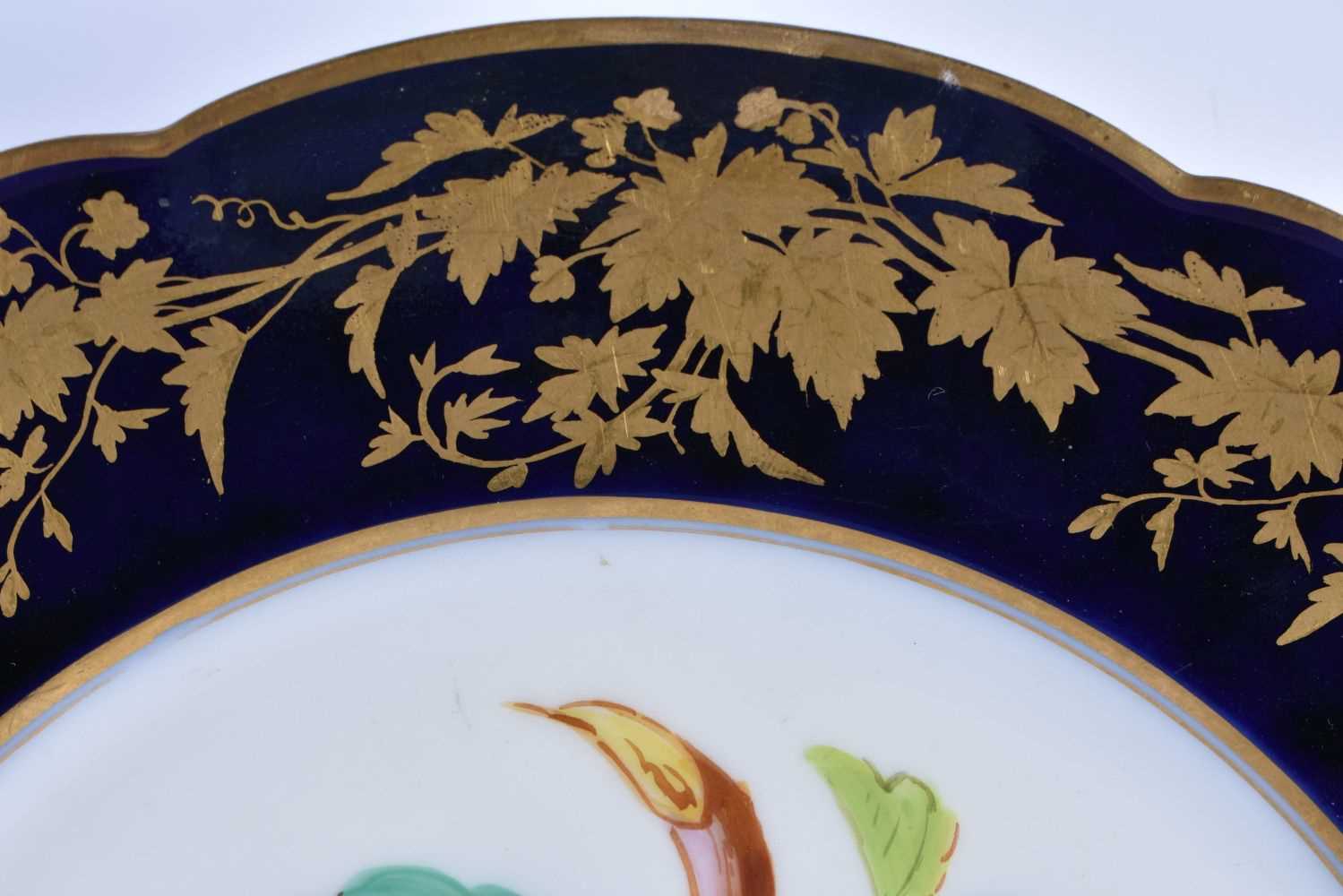 A PAIR OF LATE 19TH CENTURY FRENCH SEVRES PORCELAIN CABINET PLATES painted with panels of fruit, - Bild 4 aus 8