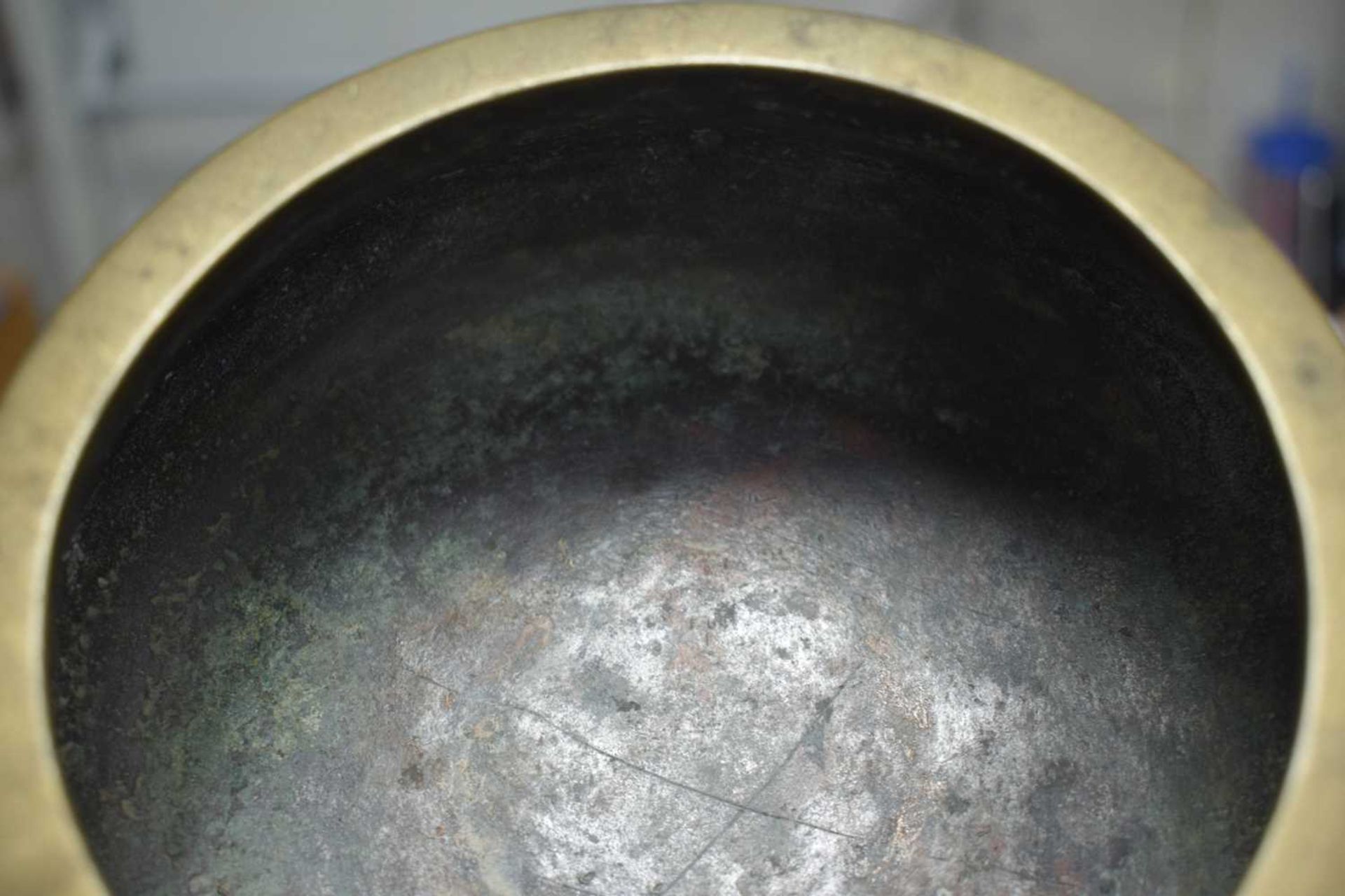 A GOOD 18TH CENTURY CHINESE TWIN HANDLED BRONZE CENSER bearing unusual four character studio marks - Image 12 of 14