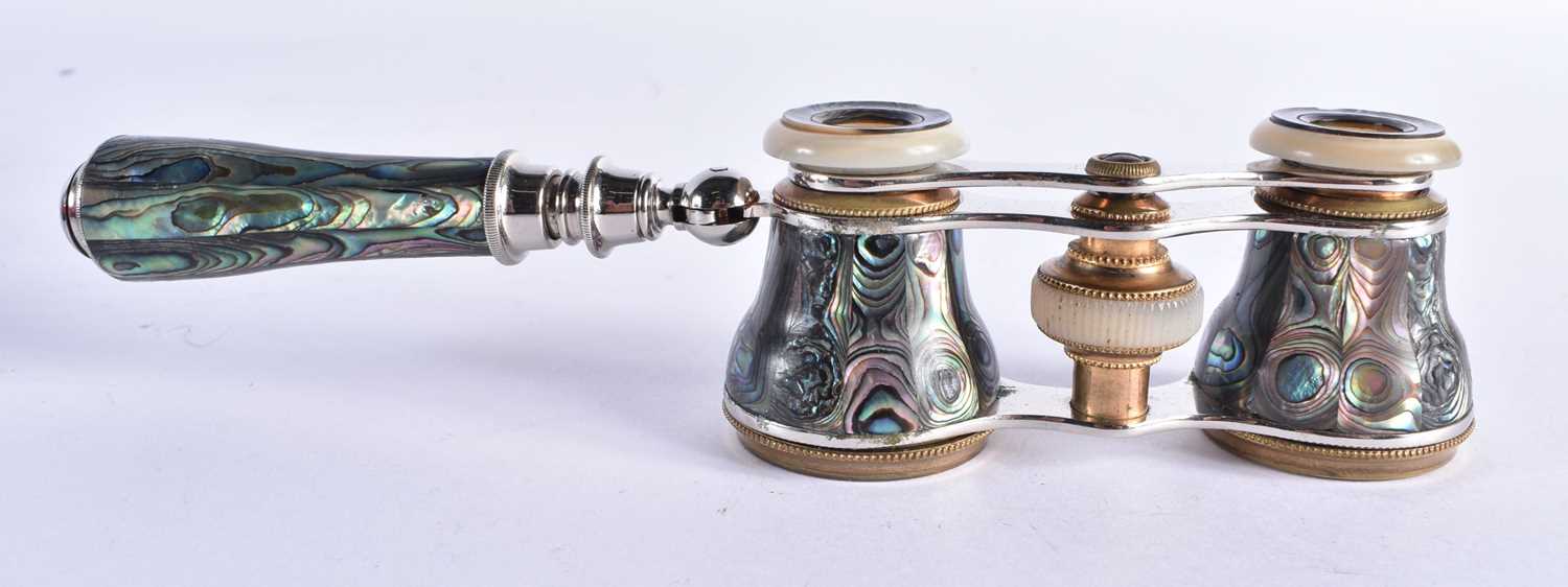 A CASED PAIR OF MOTHER OF PEARL OPERA GLASSES 6 x 20cm extended - Bild 2 aus 5