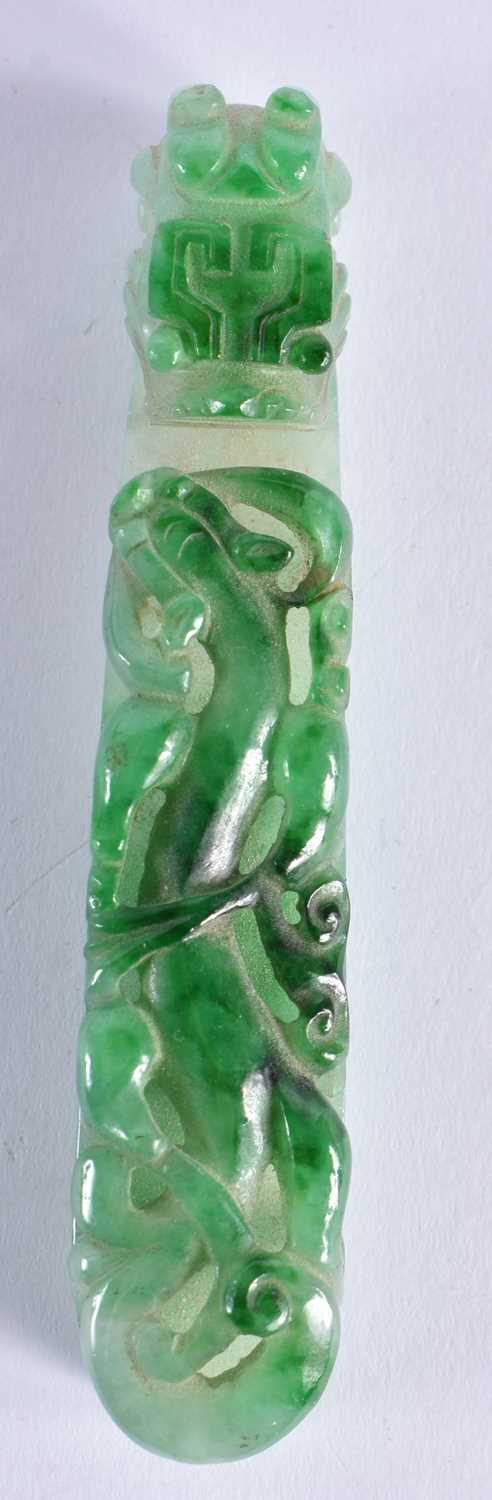 A FINE 19TH CENTURY CHINESE CARVED JADEITE BELT HOOK Qing. 10 cm long. - Image 9 of 28