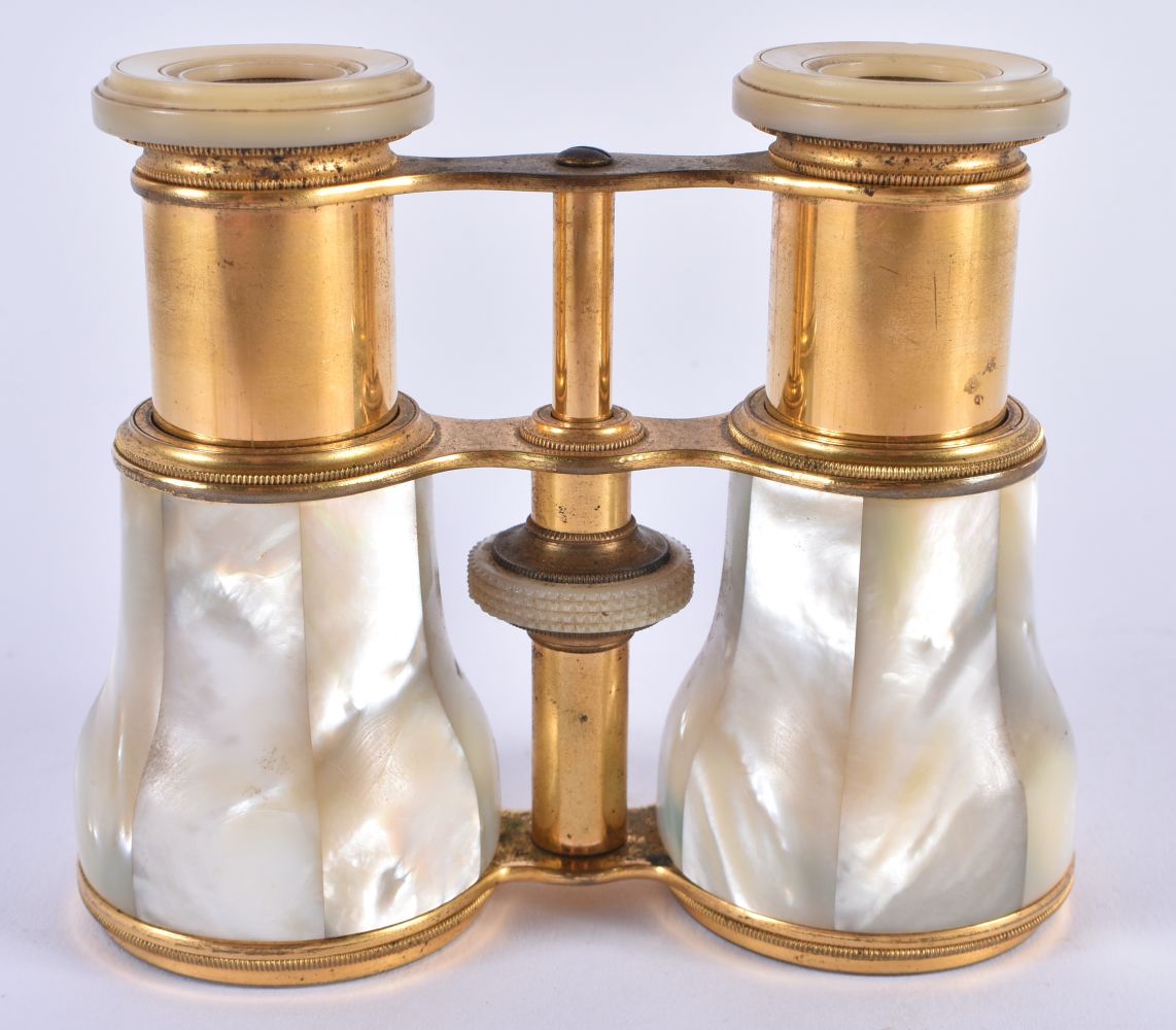 A PAIR OF MOTHER OF PEARL OPERA GLASSES. 9 cm x 9.25 cm.