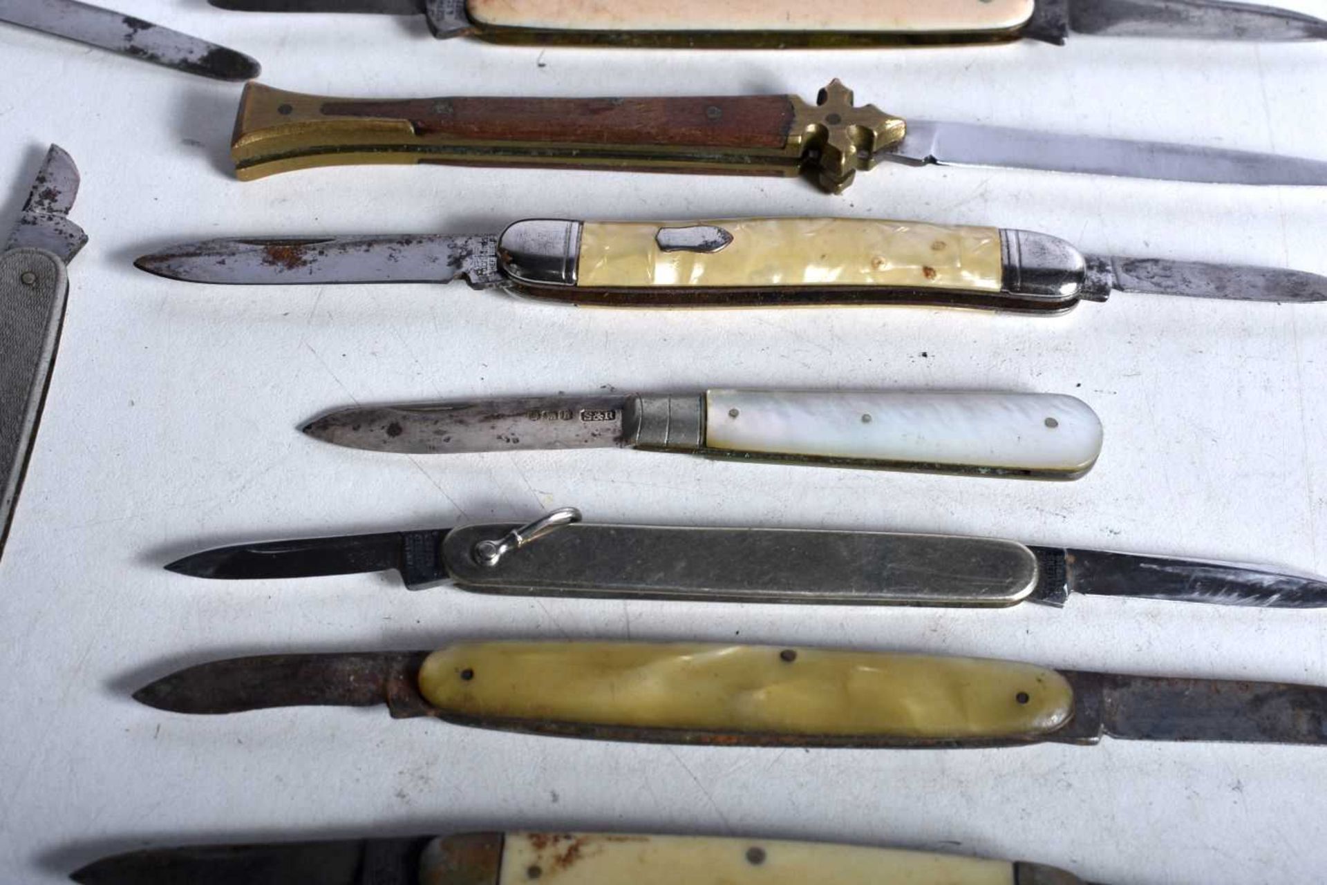 A Collection of Fifteen Assorted Vintage Pocket Knives. Largest 18cm (extended) (15) - Image 3 of 4