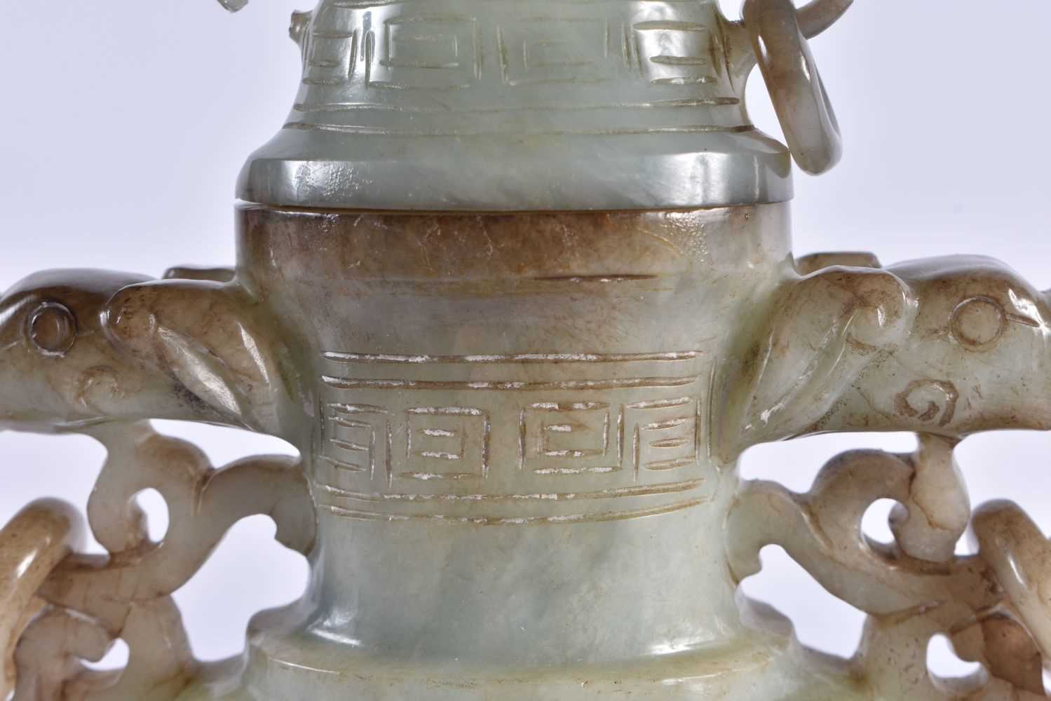 AN EARLY 20TH CENTURY CHINESE CARVED TWIN HANDLED JADE VASE AND COVER Late Qing/Republic. 19 cm x 10 - Image 3 of 8