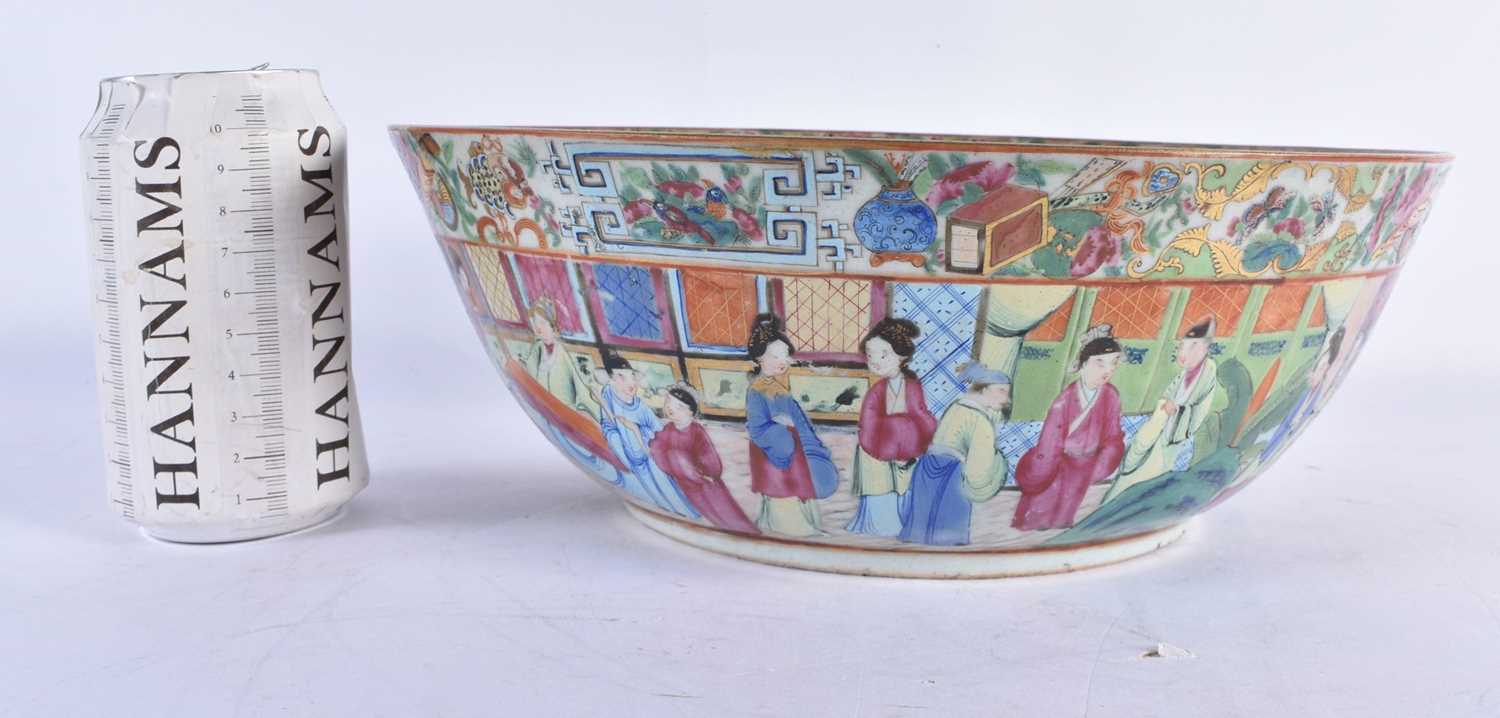 A LARGE 19TH CENTURY CHINESE CANTON FAMILLE ROSE PORCELAIN BOWL Qing. 28 cm diameter.