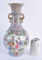 A FINE LARGE EARLY 20TH CENTURY CHINESE FAMILLE ROSE PORCELAIN TWIN HANDLED VASE Late Qing/Republic,