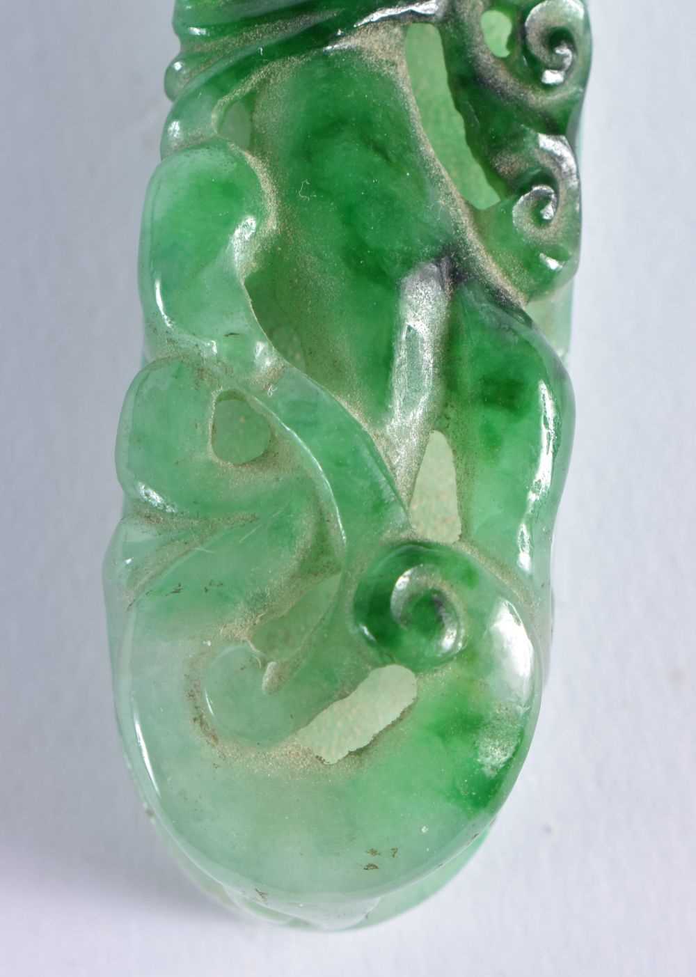 A FINE 19TH CENTURY CHINESE CARVED JADEITE BELT HOOK Qing. 10 cm long. - Image 12 of 28