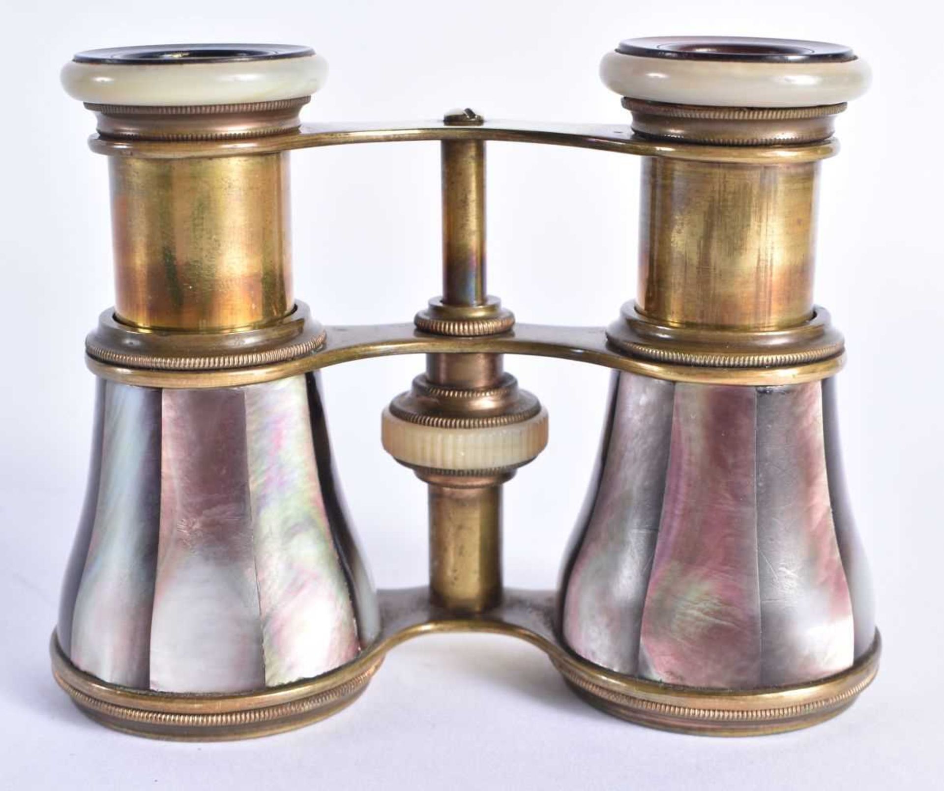 A PAIR OF MOTHER OF PEARL OPERA GLASSES 8 x 10cm extended - Image 3 of 5