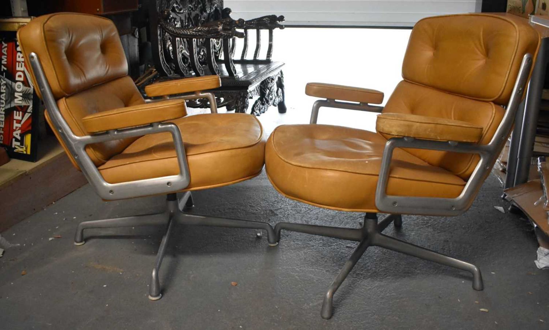 A STYLISH PAIR OF HERMAN MILLER LEATHER SWIVEL CHAIRS. 78 cm x 62 cm. - Image 4 of 7