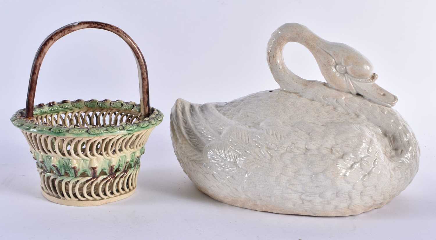 AN EARLY 19TH CENTURY CREAMWARE RETICULATED BASKET together with a C1800 salt glazed swan tureen - Bild 3 aus 7