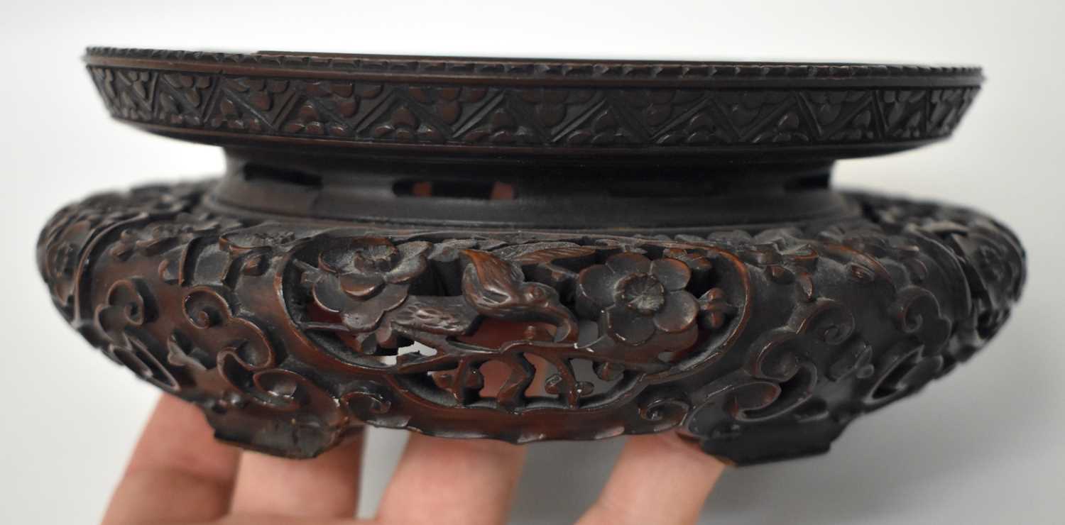 A FINE EARLY 19TH CENTURY CHINESE CARVED HARDWOOD DRAGON STAND Qing, beautifully carved with a - Image 13 of 14