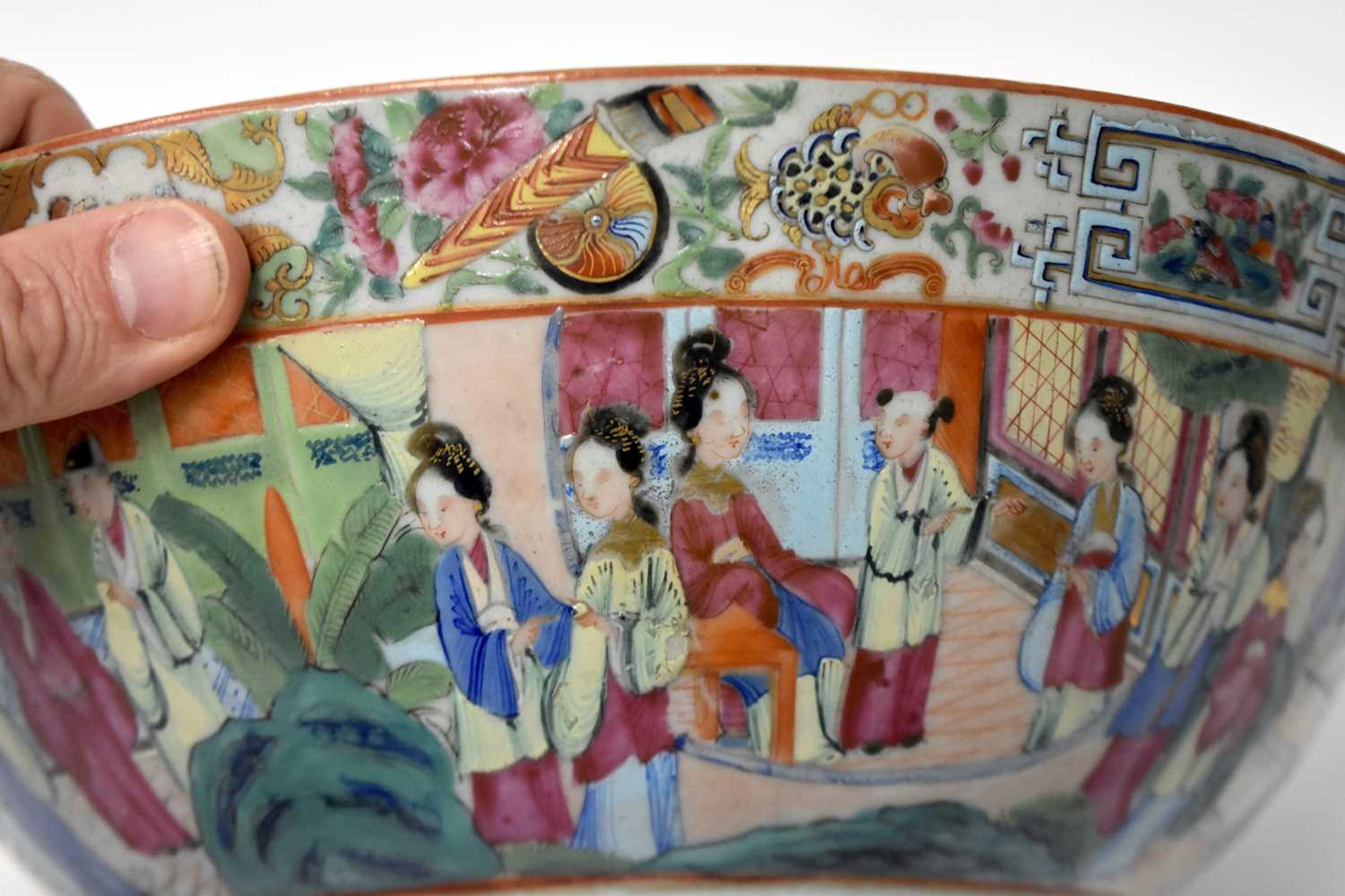 A LARGE 19TH CENTURY CHINESE CANTON FAMILLE ROSE PORCELAIN BOWL Qing. 28 cm diameter. - Image 16 of 16