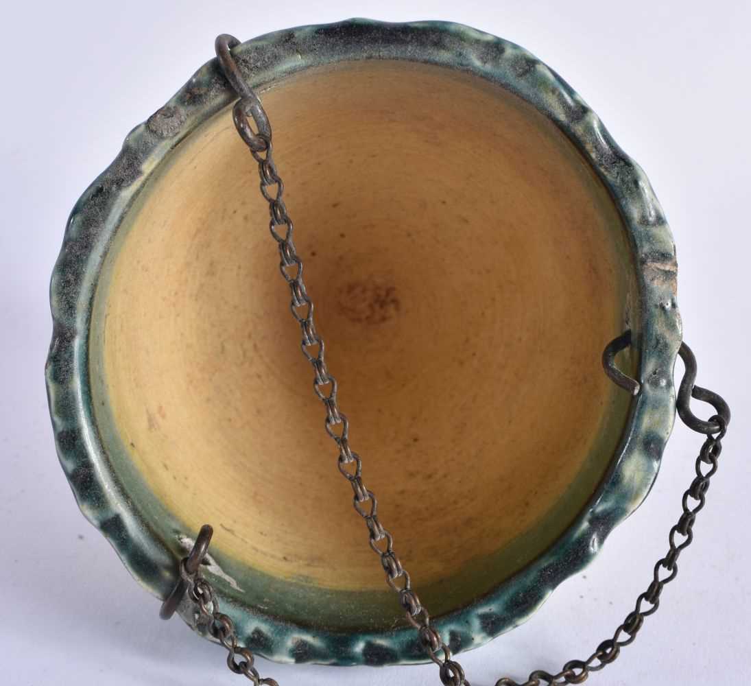 AN ARTS AND CRAFTS COPPER WALL HANGING with hanging pottery bowl. Copper part 28 cm x 14 cm. (2) - Bild 6 aus 6