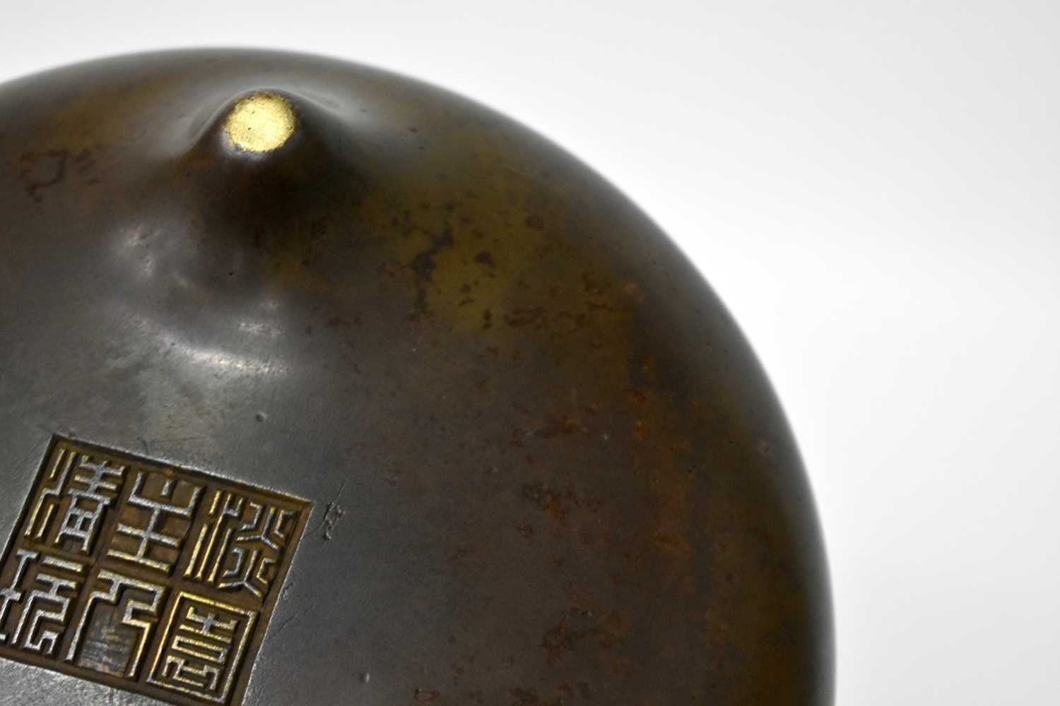 A RARE CHINESE QING DYNASTY TWIN HANDLED BRONZE CENSER bearing unusual studio mark to base. 2378 - Image 25 of 27