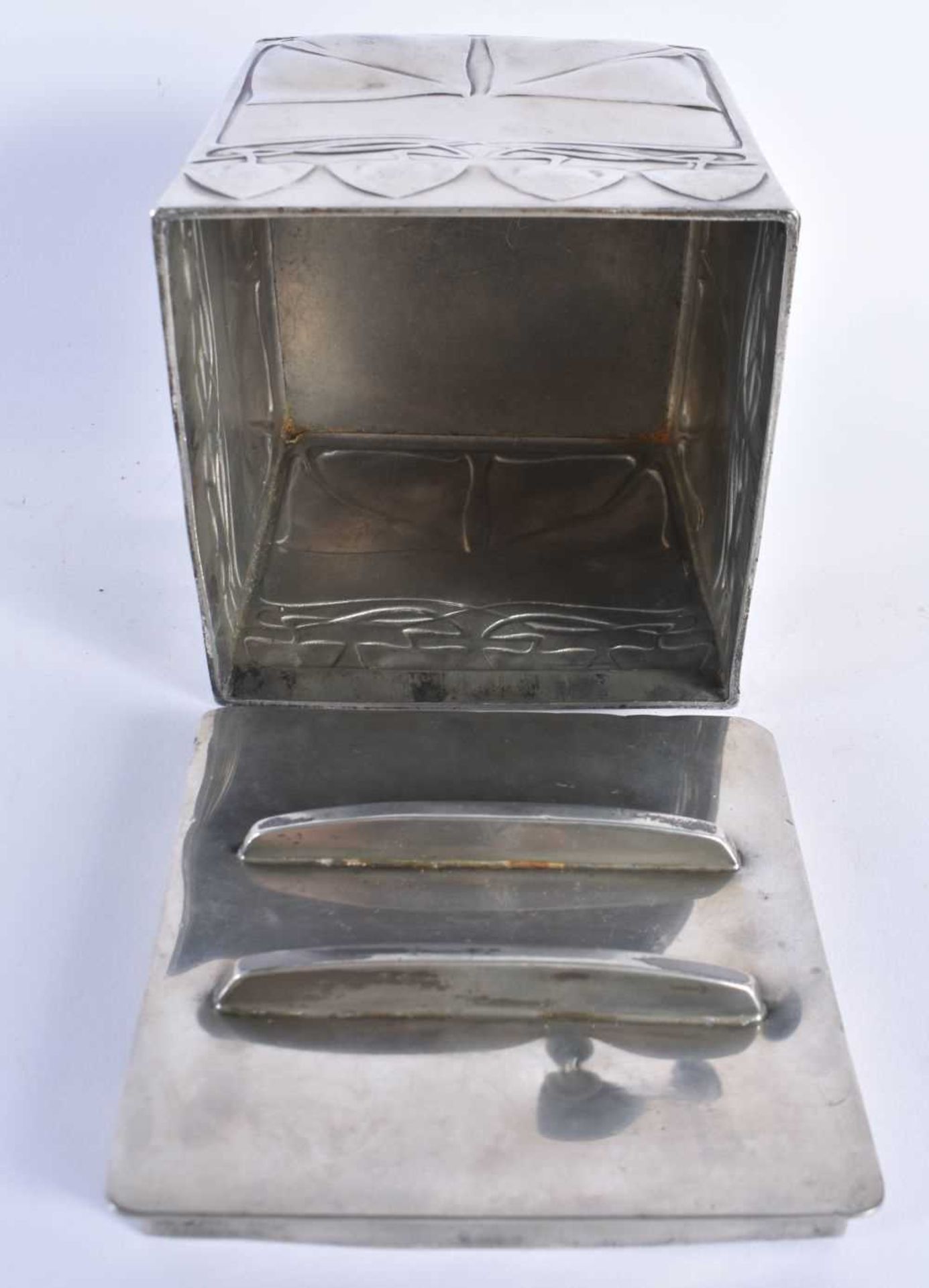 AN ART NOUVEA PEWTER BOX AND COVER Attributed to Liberty & Co (Archibald Knox) decorated with - Image 3 of 5