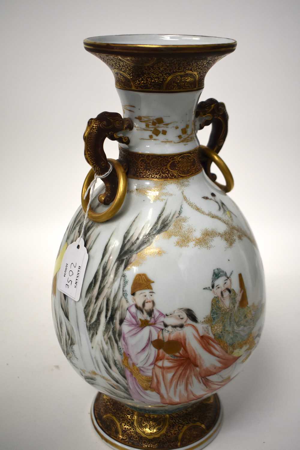 A LARGE 19TH CENTURY JAPANESE MEIJI PERIOD TWIN HANDLED KUTANI PORCELAIN VASE painted with figures - Image 16 of 21