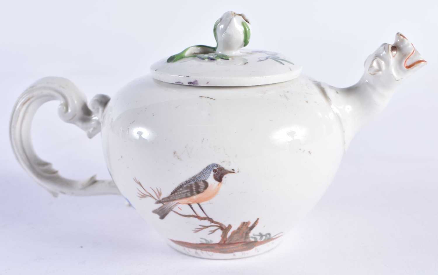 A RARE 18TH CENTURY GERMAN PORCELAIN BULLET FORM TEAPOT AND COVER painted in the Meissen style - Bild 3 aus 6