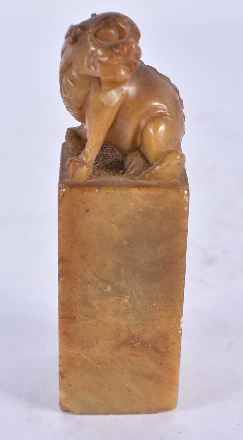 TWO 19TH CENTURY CHINESE CARVED SOAPSTONE SEALS Qing. Largest 9.5 cm high. (2) - Image 5 of 7